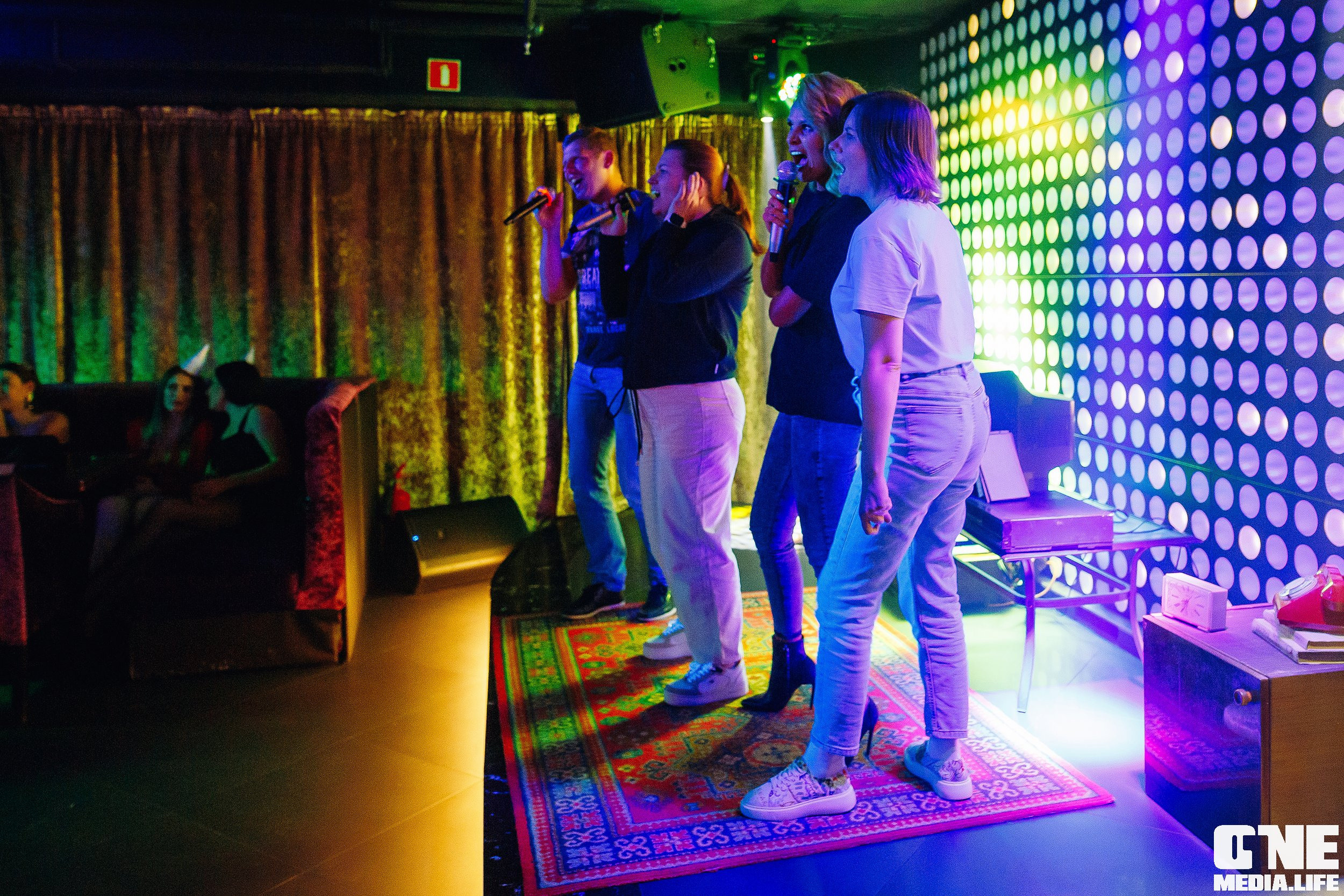 Малиновые 90-е в караоке клубе Эйфория. One Media Life: фоторепортажи, фотоотчеты с мероприятий и заведений