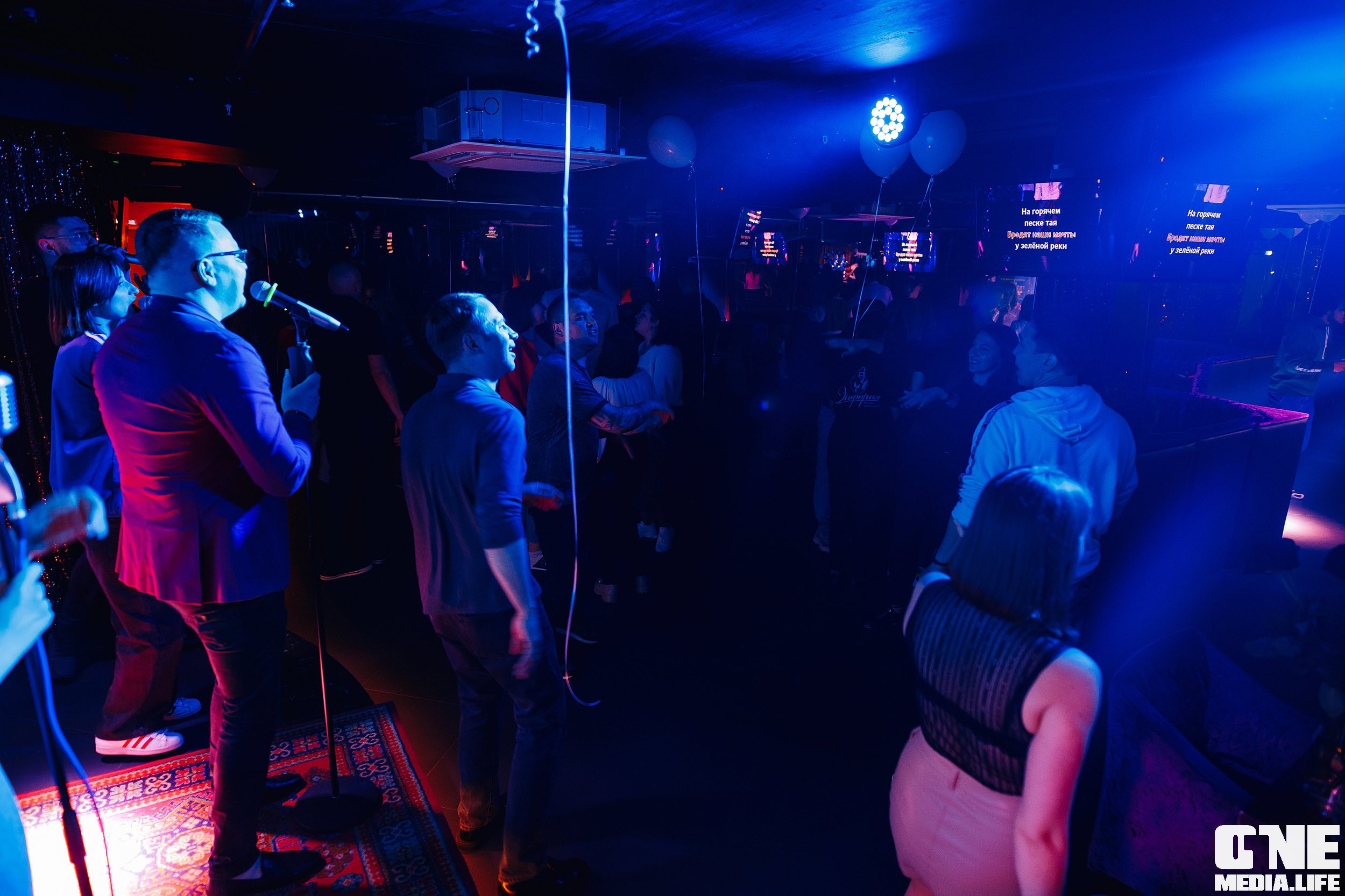 Фоторепортаж с вечеринки Малиновые 90-е в караоке клубе Эйфория. One Media Life: фоторепортажи, фотоотчеты с мероприятий и заведений