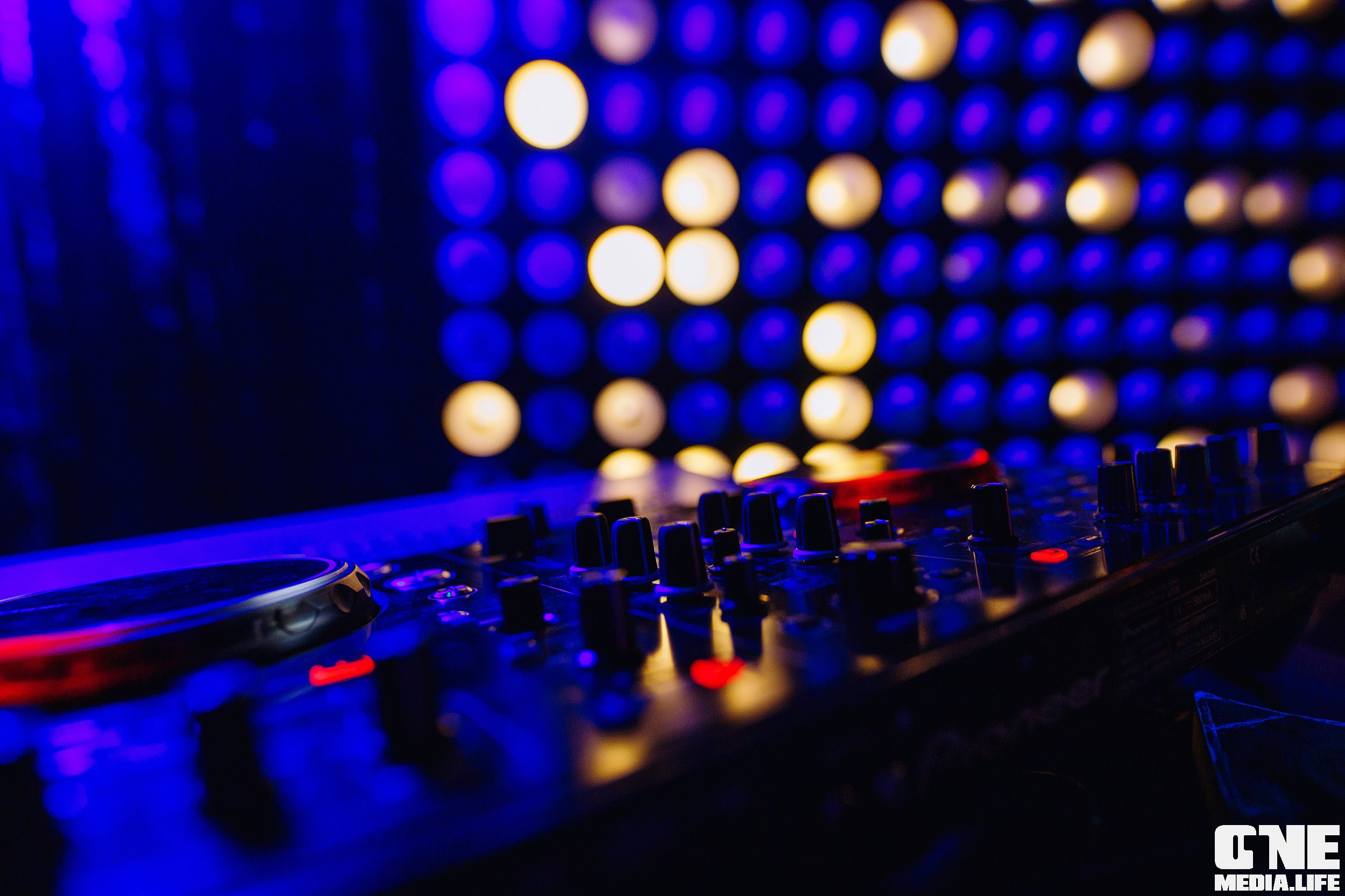 Фоторепортаж с вечеринки Малиновые 90-е в караоке клубе Эйфория. One Media Life: фоторепортажи, фотоотчеты с мероприятий и заведений