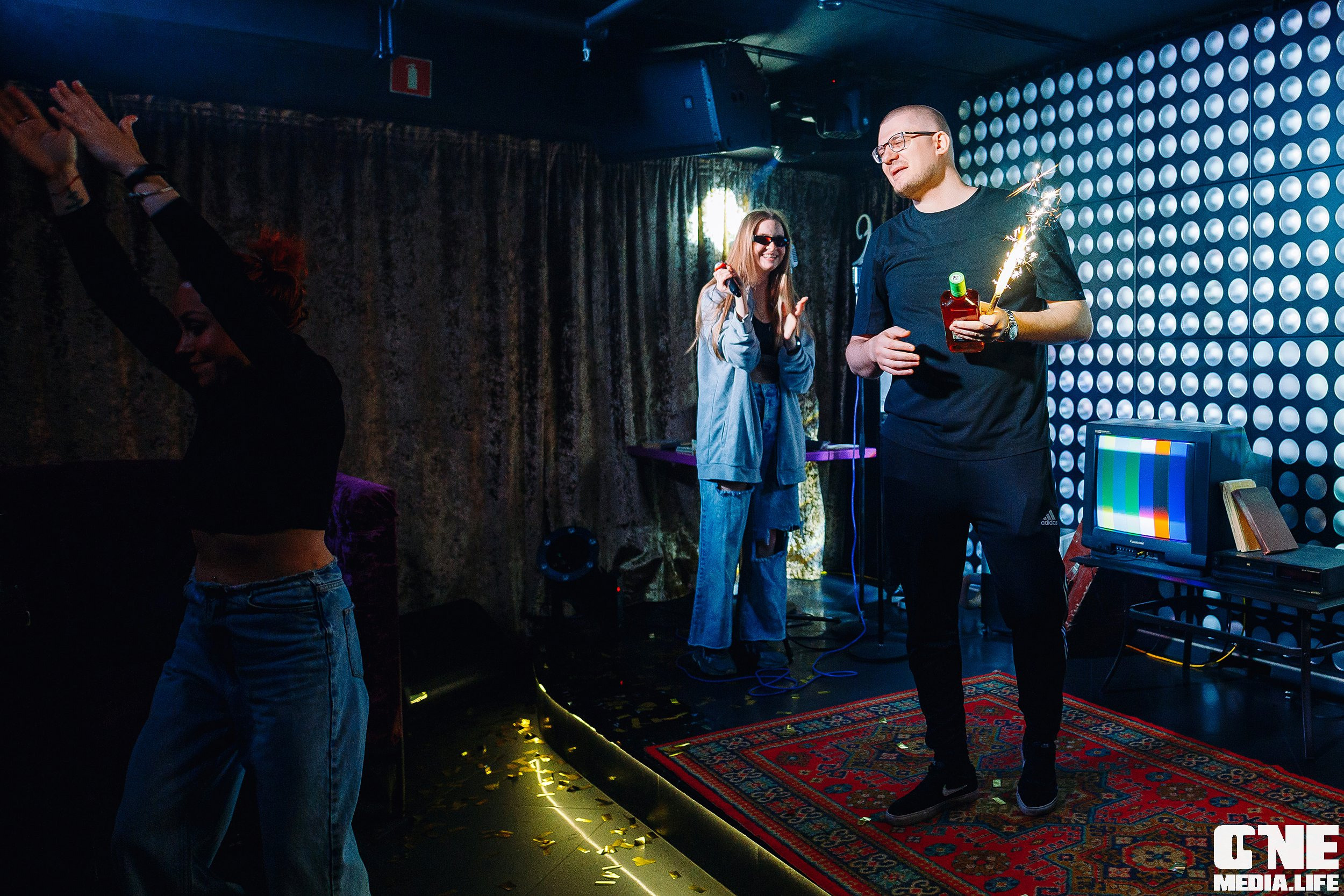 Фоторепортаж с вечеринки Малиновые 90-е в караоке клубе Эйфория. One Media Life: фоторепортажи, фотоотчеты с мероприятий и заведений