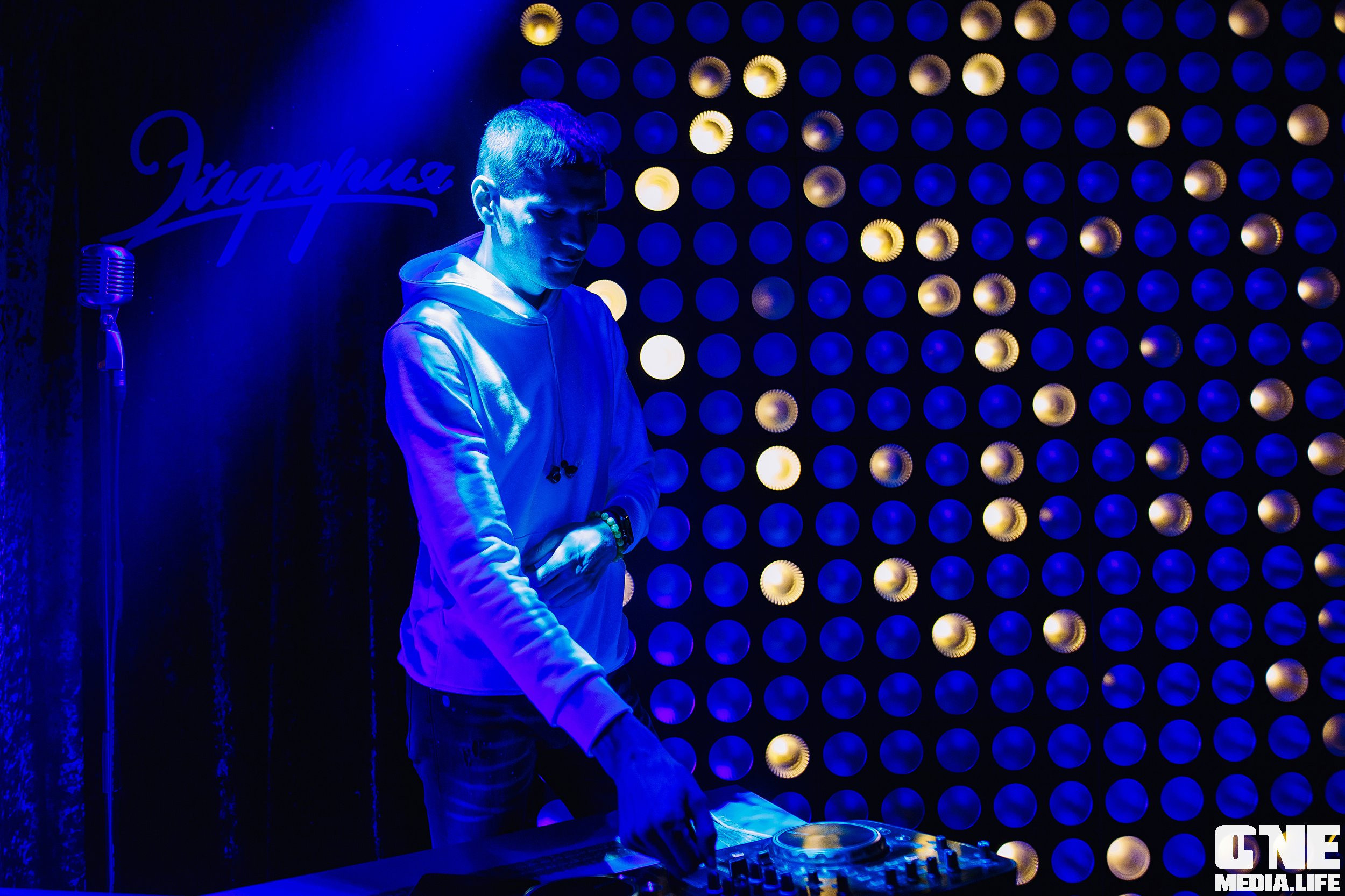 Фоторепортаж с вечеринки Малиновые 90-е в караоке клубе Эйфория. One Media Life: фоторепортажи, фотоотчеты с мероприятий и заведений