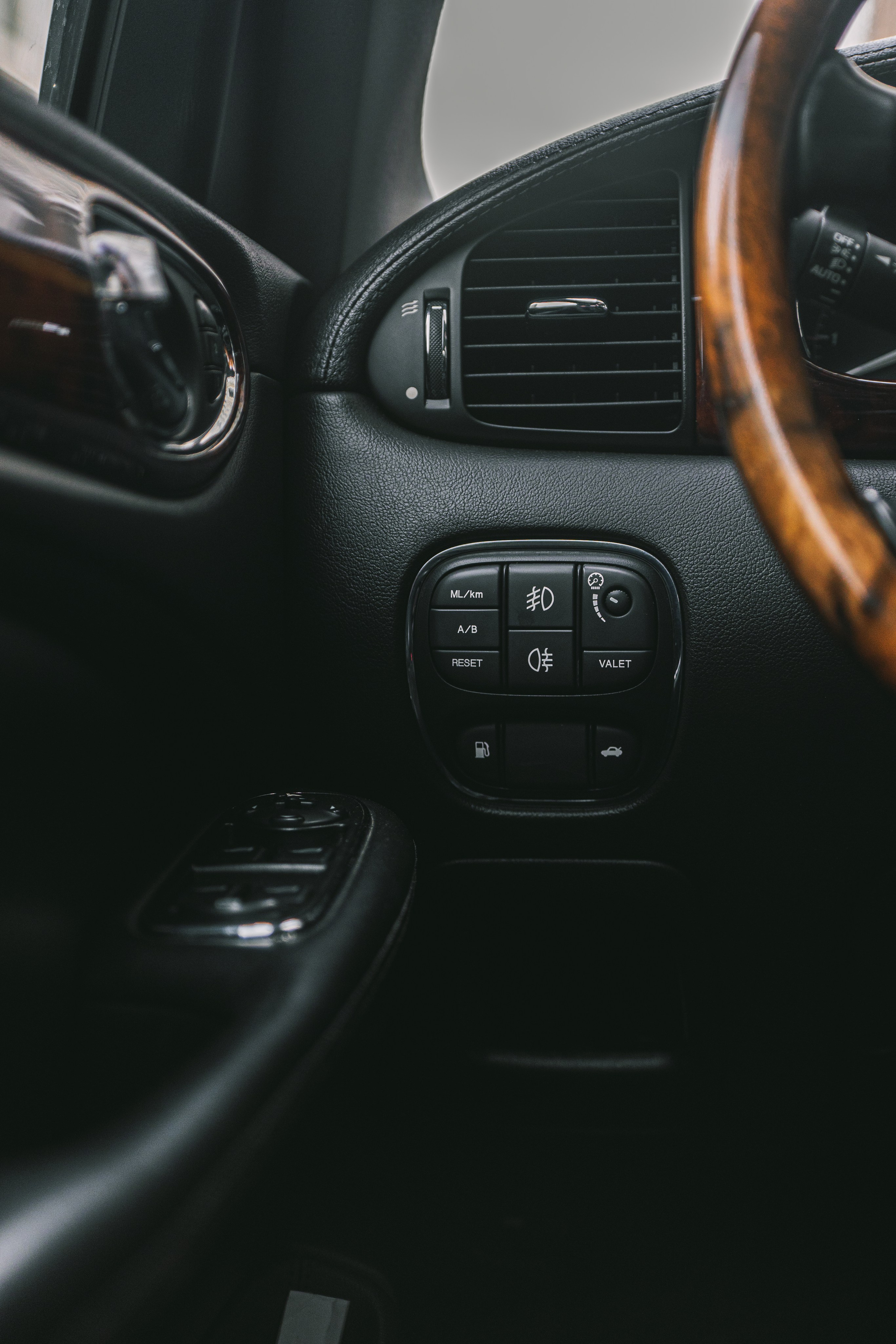 Фотосъемка автомобиля в Парке Горького весной в Москве. Жуков Илья свадебный фотограф в Москве