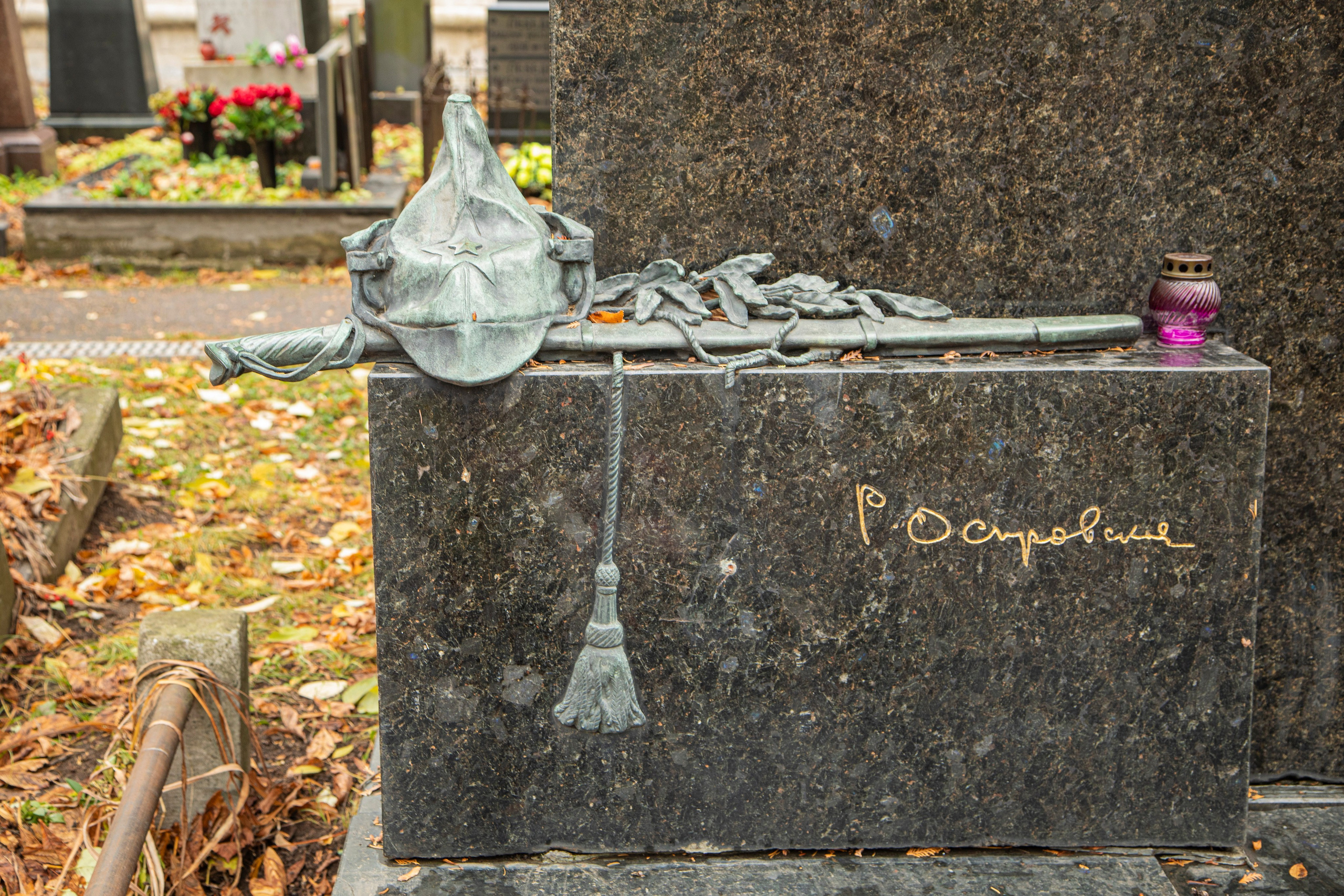 Осенняя прогулка по Новодевичьему кладбищу. Фотограф Сергей Ловкий