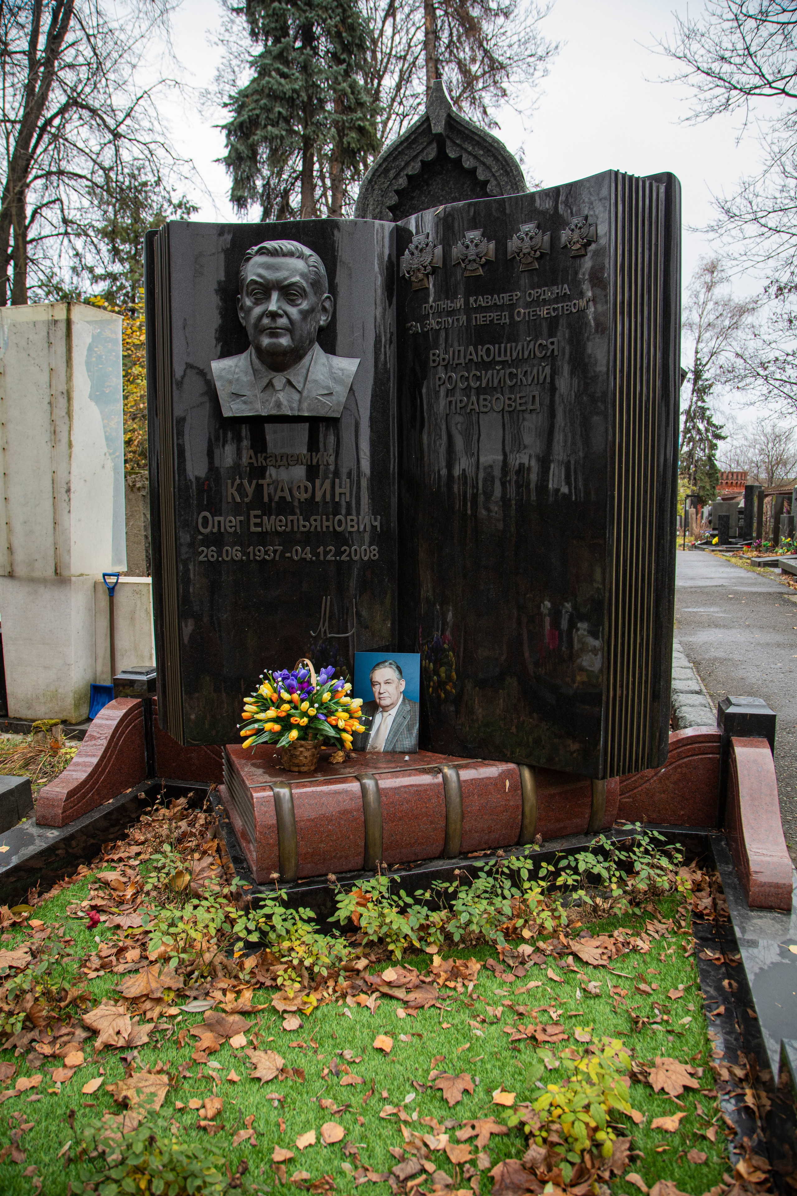 Осенняя прогулка по Новодевичьему кладбищу. Фотограф Сергей Ловкий