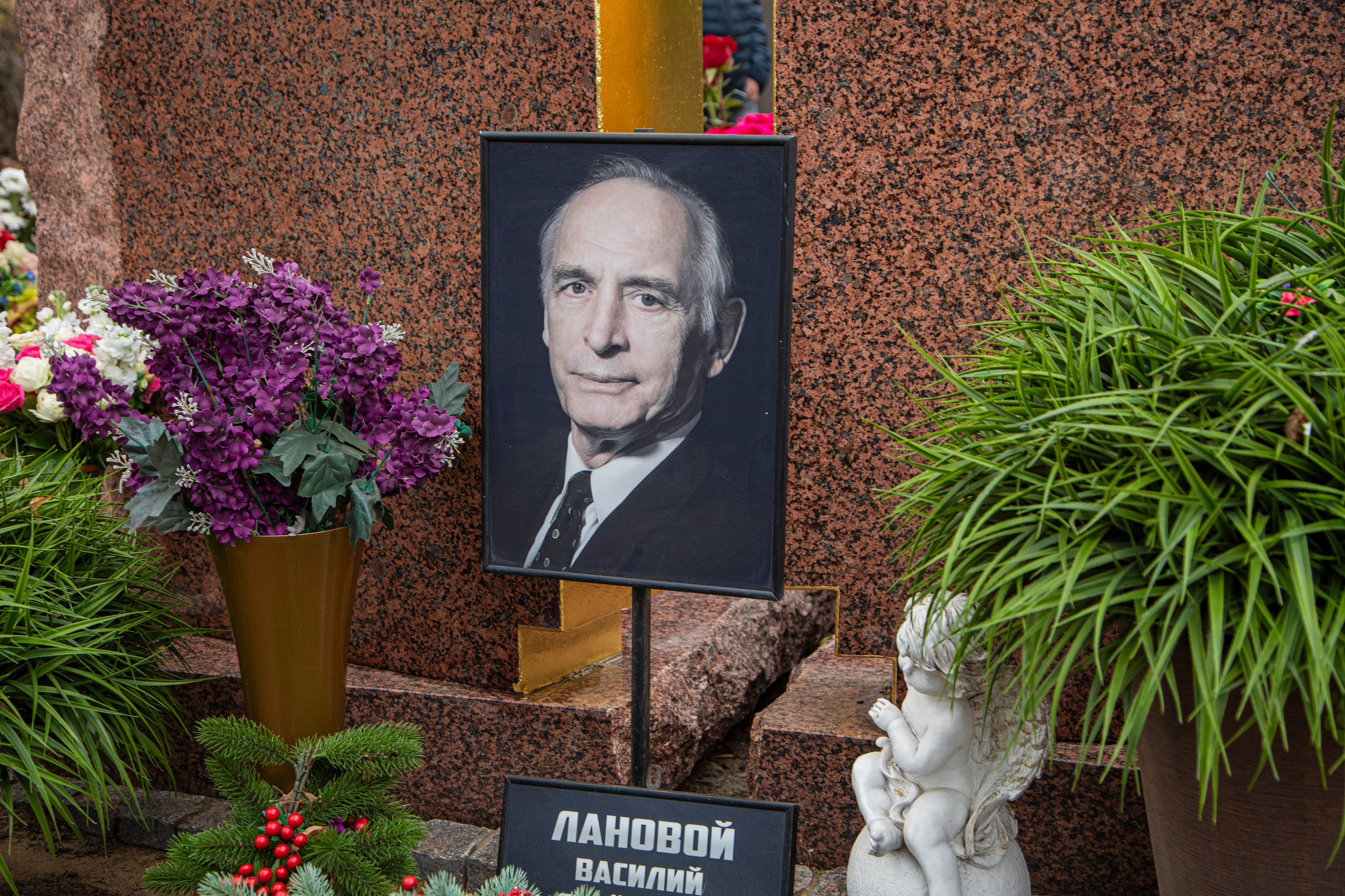 Осенняя прогулка по Новодевичьему кладбищу. Фотограф Сергей Ловкий