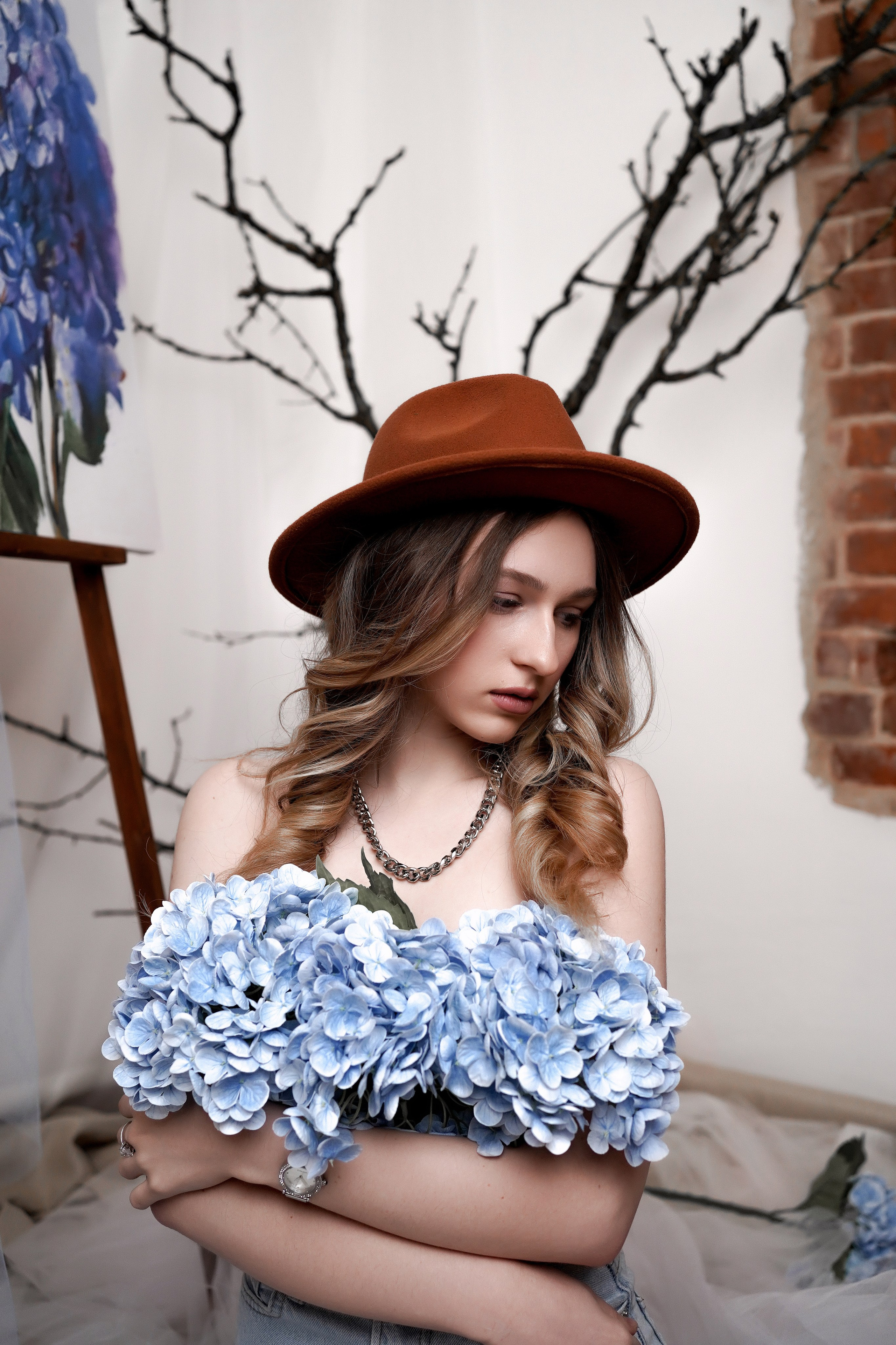 Женская фотосессия с гортензией в Ростове-на-Дону. Студийный фотограф Алёна Чёботова. Свадебный фотограф в Ростове-на-Дону. Таинство Крещения и Венчания, семейные фотосессии. Алёна Чёботова