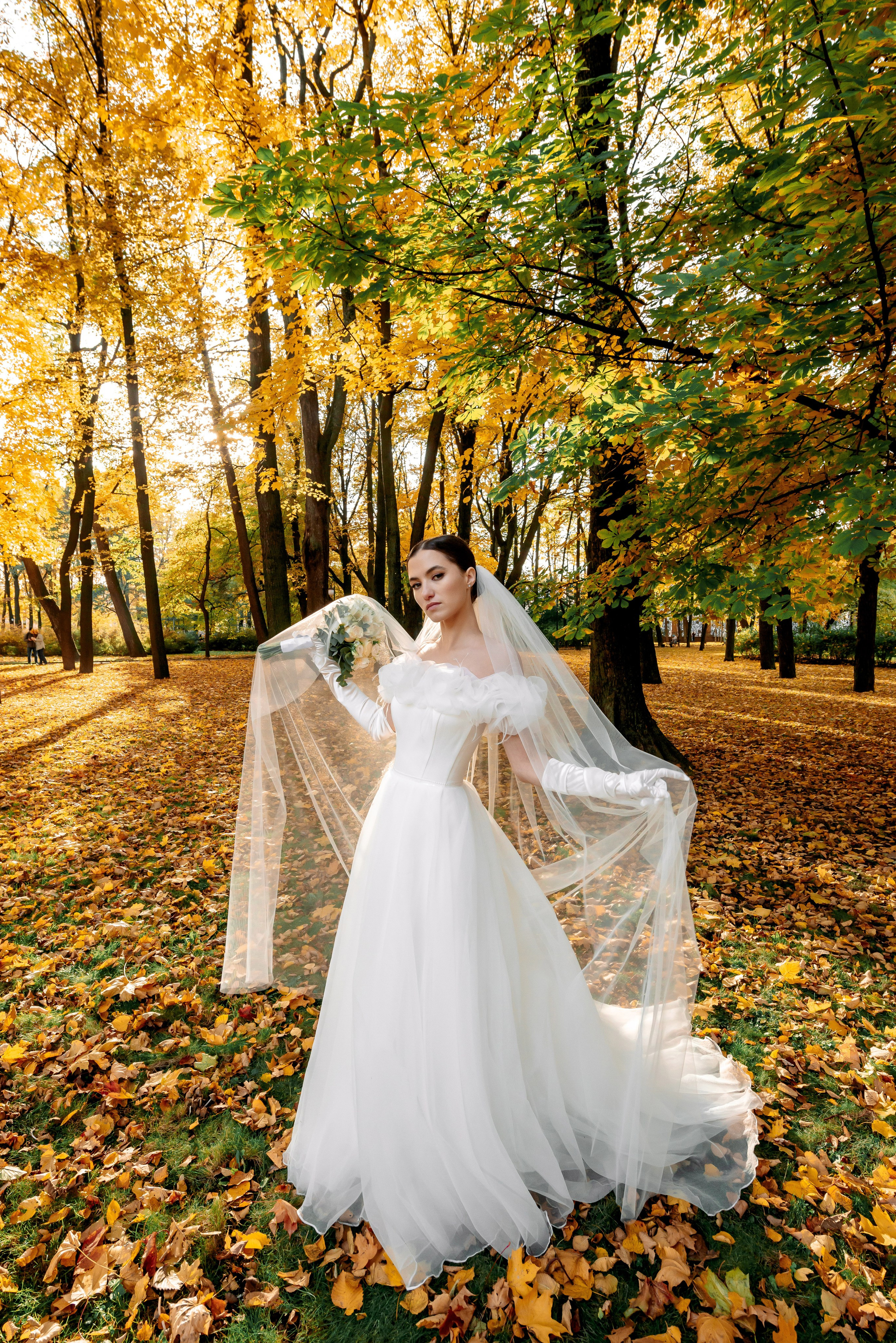 Осенняя великолепная свадебная прогулка жениха и невесты в октябре в Санкт-Петербурге в Михайловском парке и у Атлантов на Миллионной улице. Портретный, семейный и свадебный фотограф в Санкт-Петербурге и в Пушкине Ширяев Денис