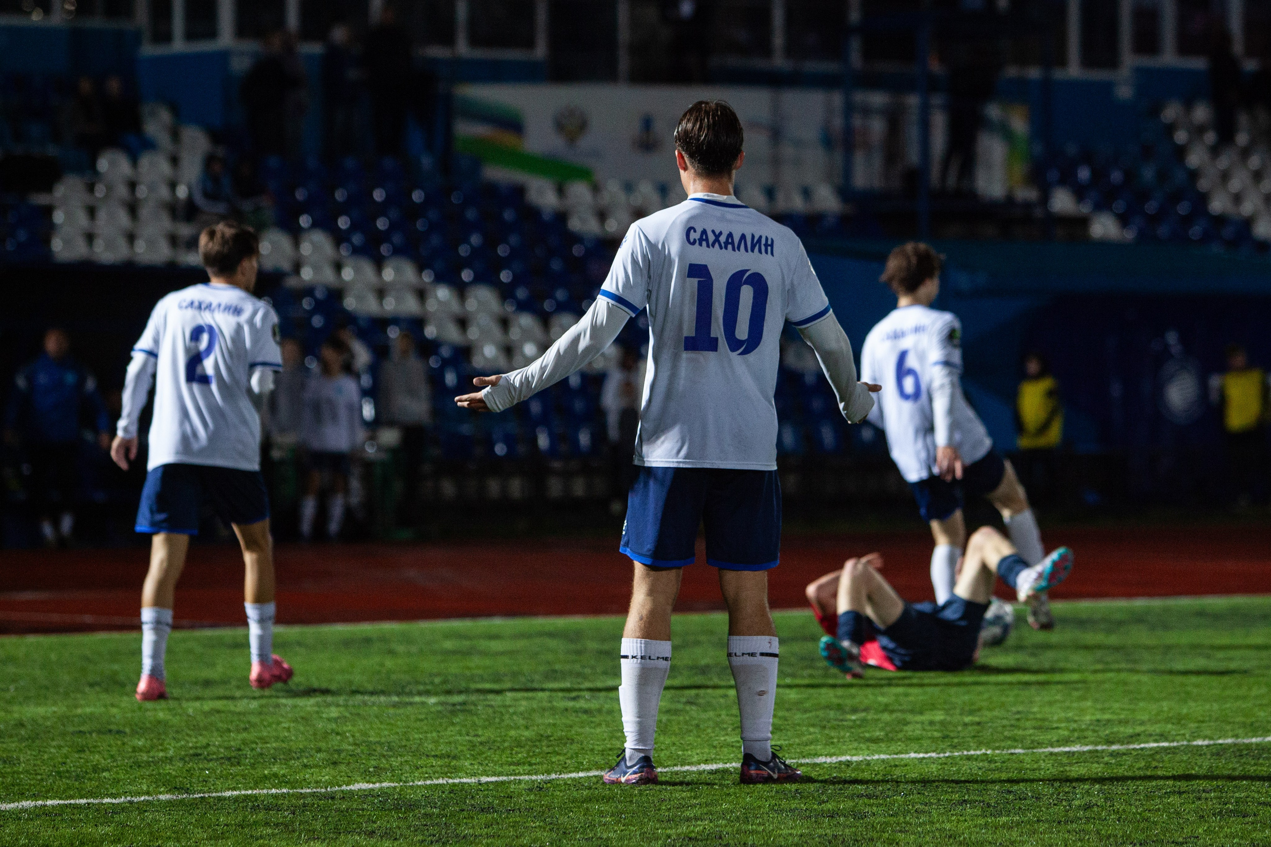Матч юношеской футбольной лиги между командами СШ «Сахалин» и «СШОР № 1» (Комсомольск-на-Амуре) (U-18). Кутузов Евгений Фотограф в Южно-Сахалинске
