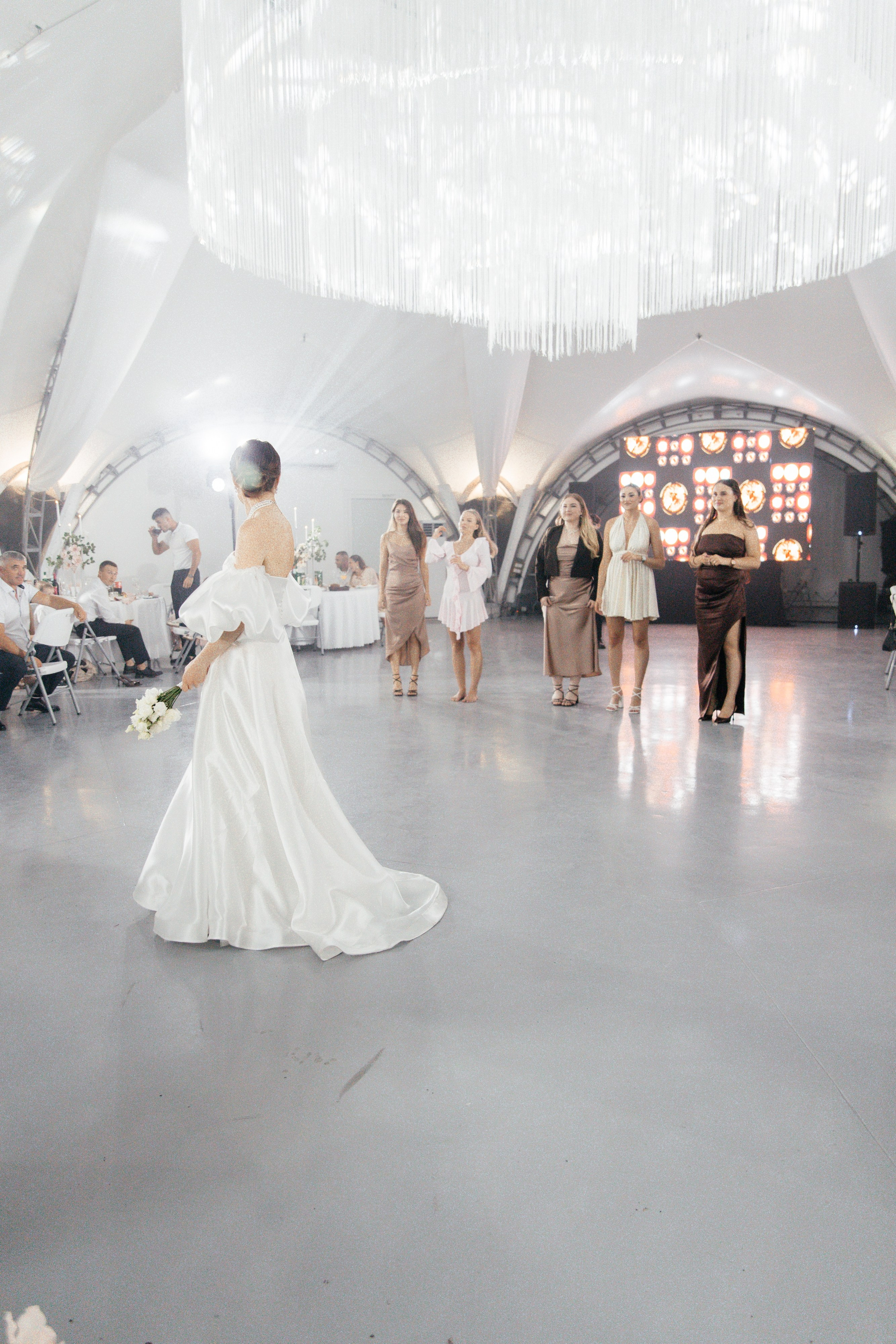 Я создаю профессиональные фотографии, которые сохраняют эмоции, детали и атмосферу вашего праздника. Свадебный фотограф во Владивостоке