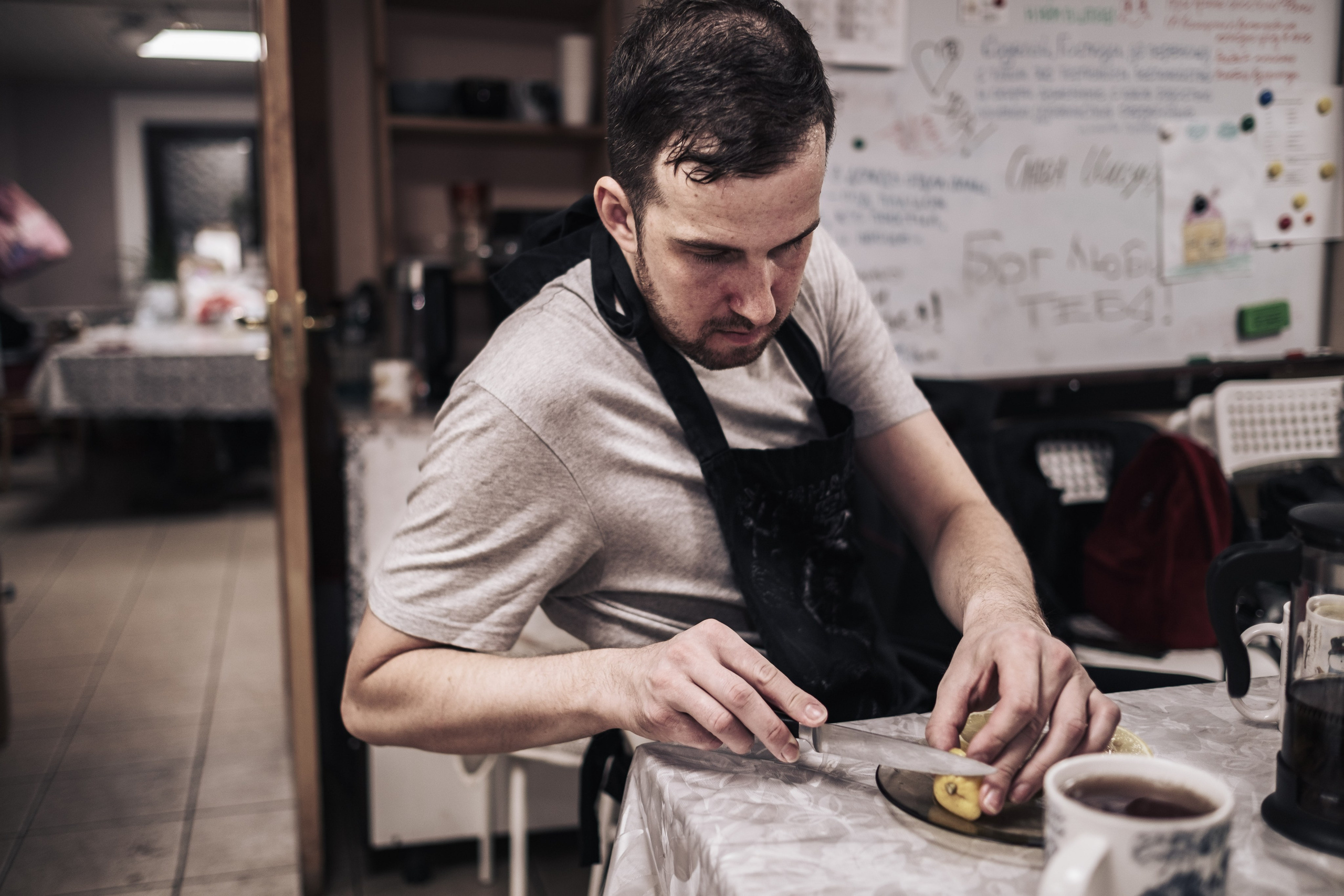 Готовка для бездомных и кормление их в Москве. Фотограф в Москве Максим Скоробогатов