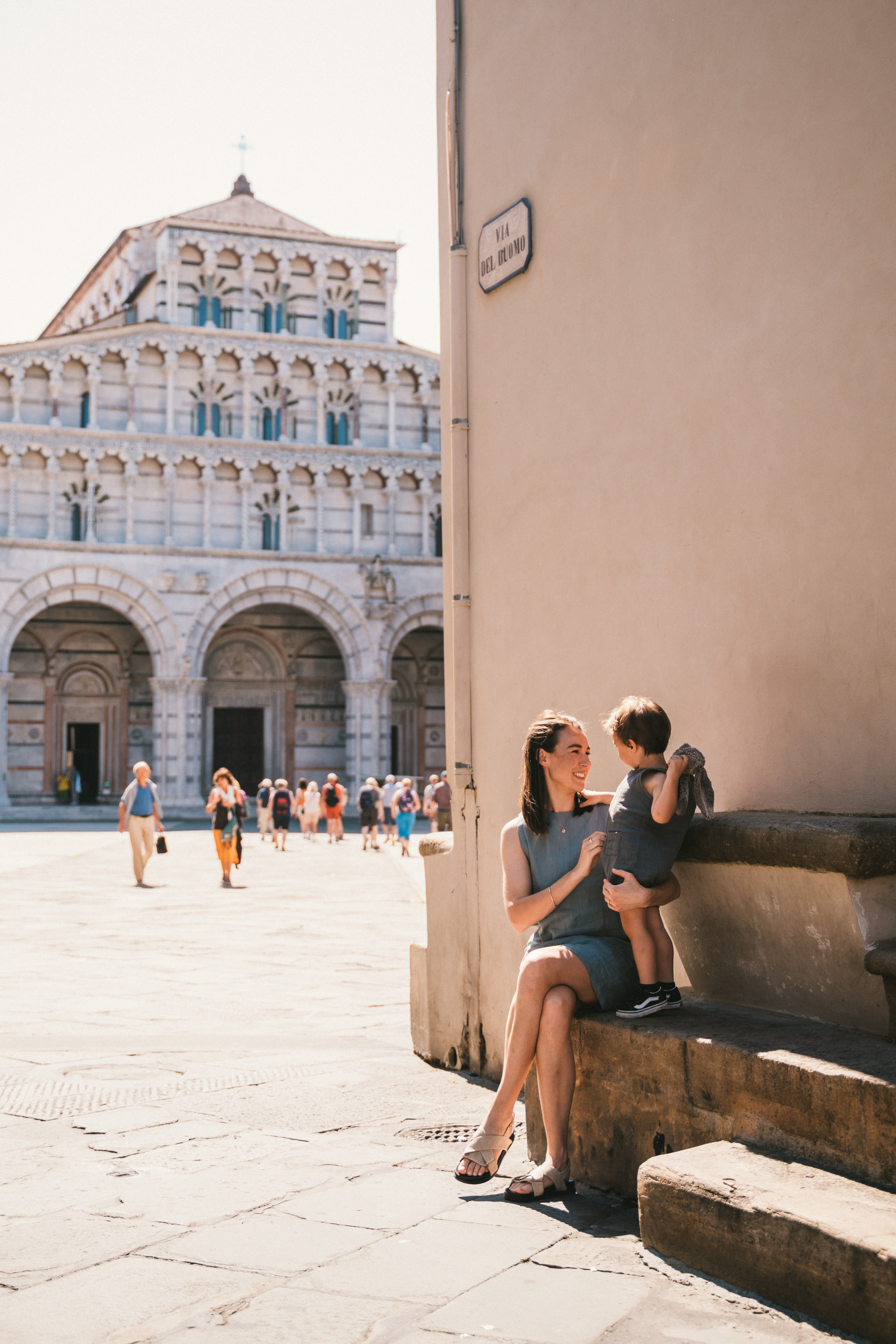 Walk in Lucca. Family Lifestyle Photographer in Lucca, Italia