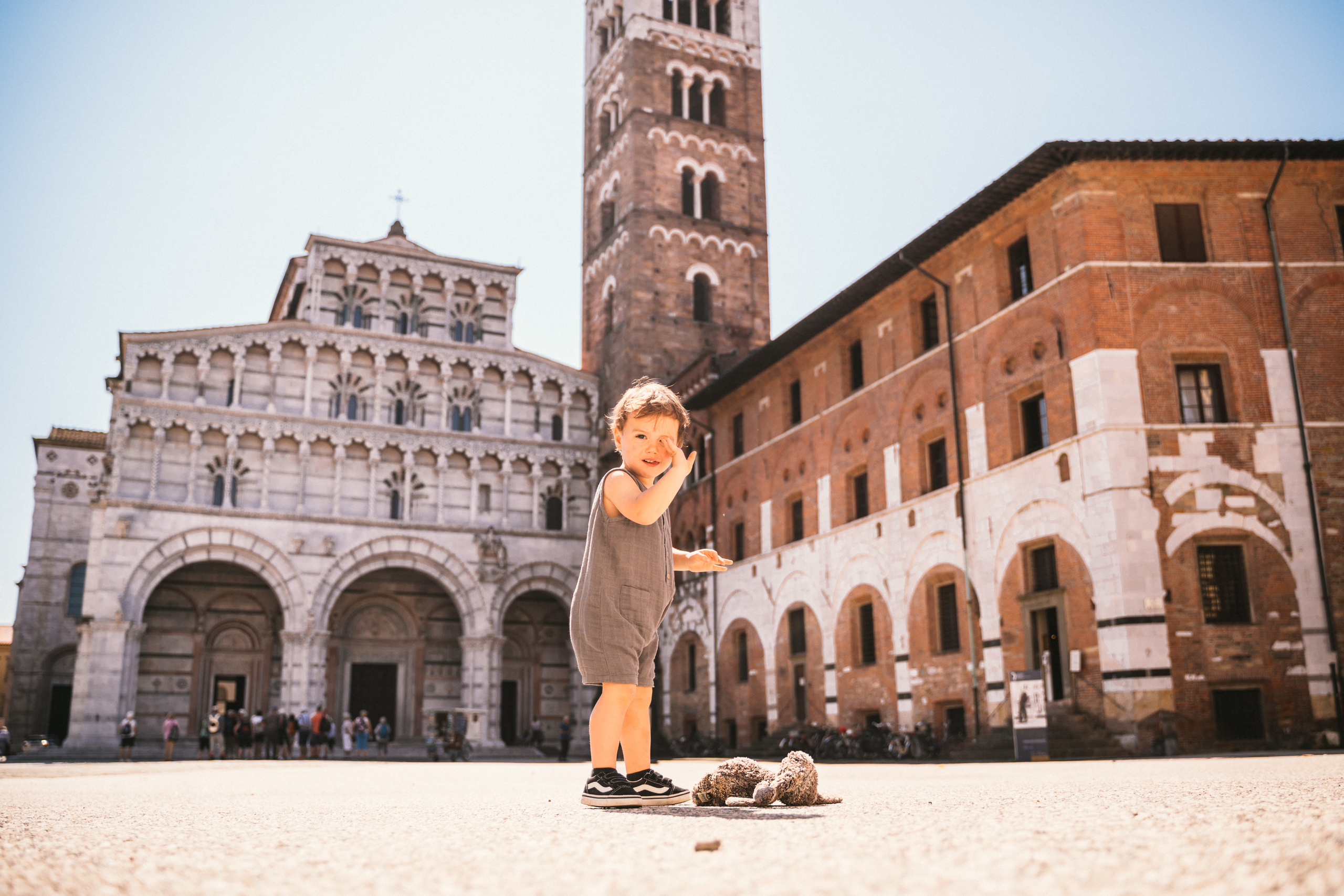 Walk in Lucca. Family Lifestyle Photographer in Lucca, Italia