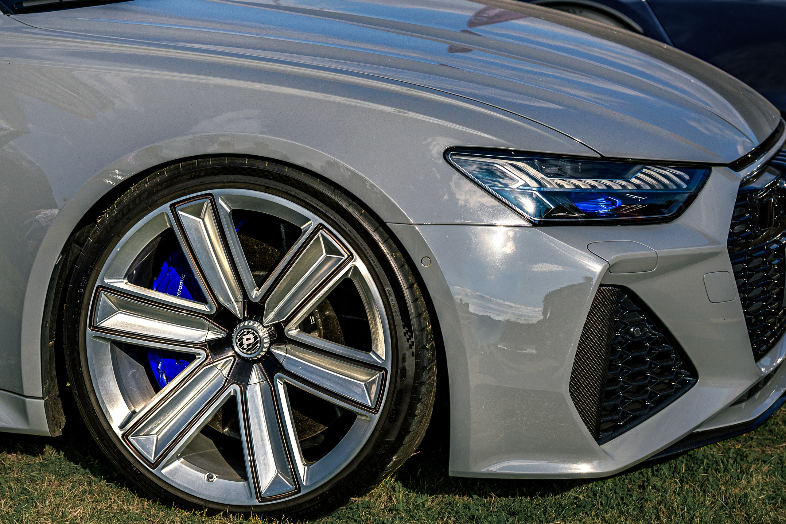 Кованый диск на сером Audi с синим суппортом