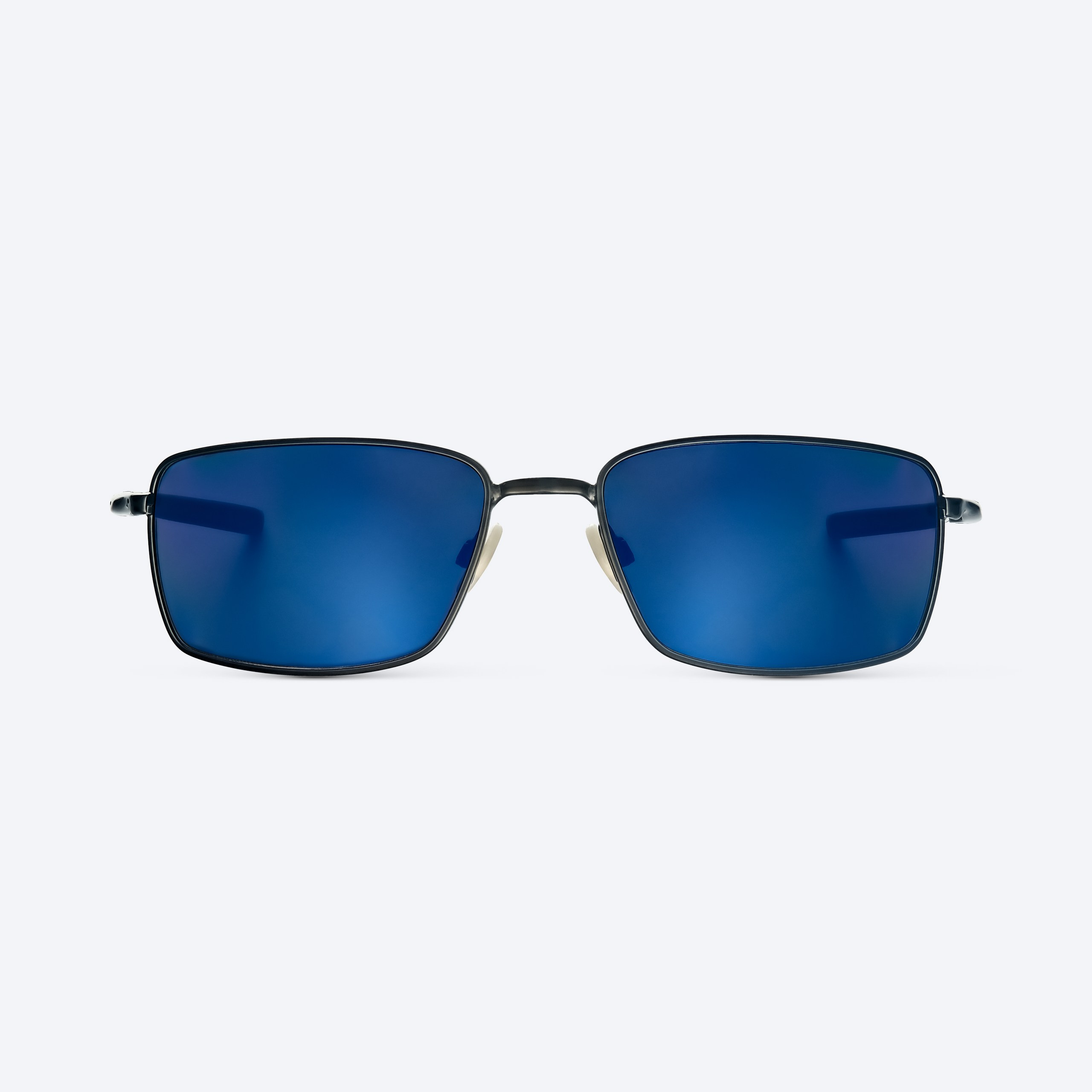 Очки с синей линзой во фронтальном ракурсе на светлом фоне — съёмка очков для карточки товара и маркетплейсов