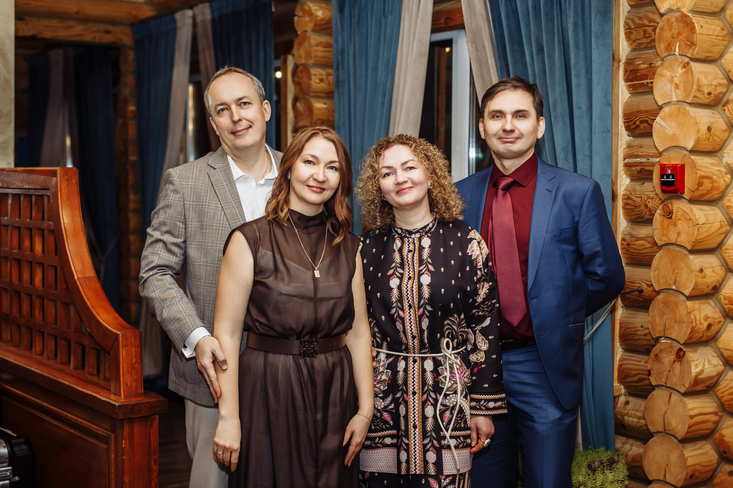 Море улыбок и искреннего смеха в кругу близких друзей, пригласить фотографа на корпоративную вечеринку можно по этой ссылке