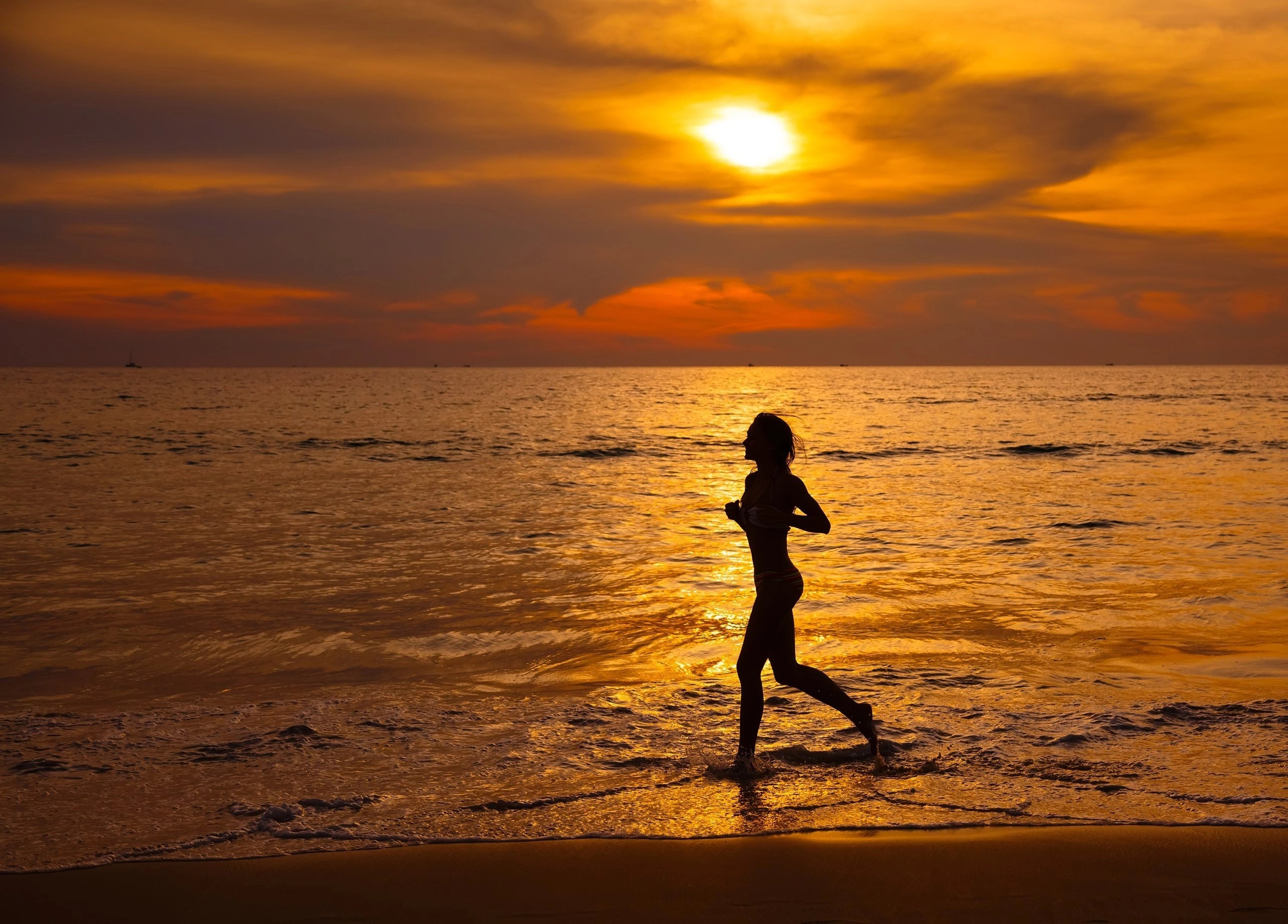 фитнес спортивная фотосессия на пляже Пхукета красивая стройная сексуальная девушка в купальнике на фоне моря закат силуэт лучший фотограф заказать фотосессию на пляже Ката Карон Найхарн Патонг Майкао Раваи идея пример фото образ позы