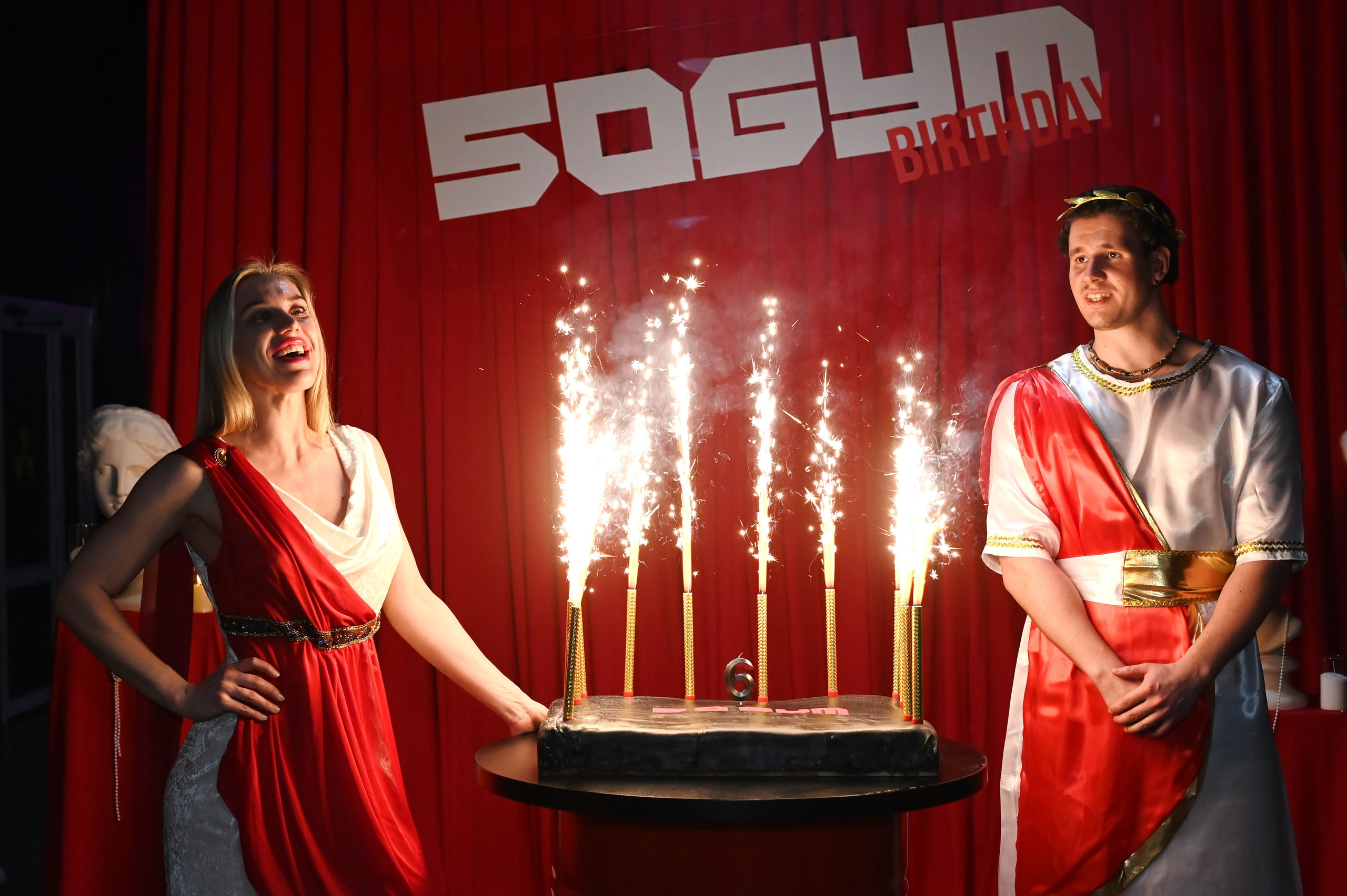 Вынос торта со свечами