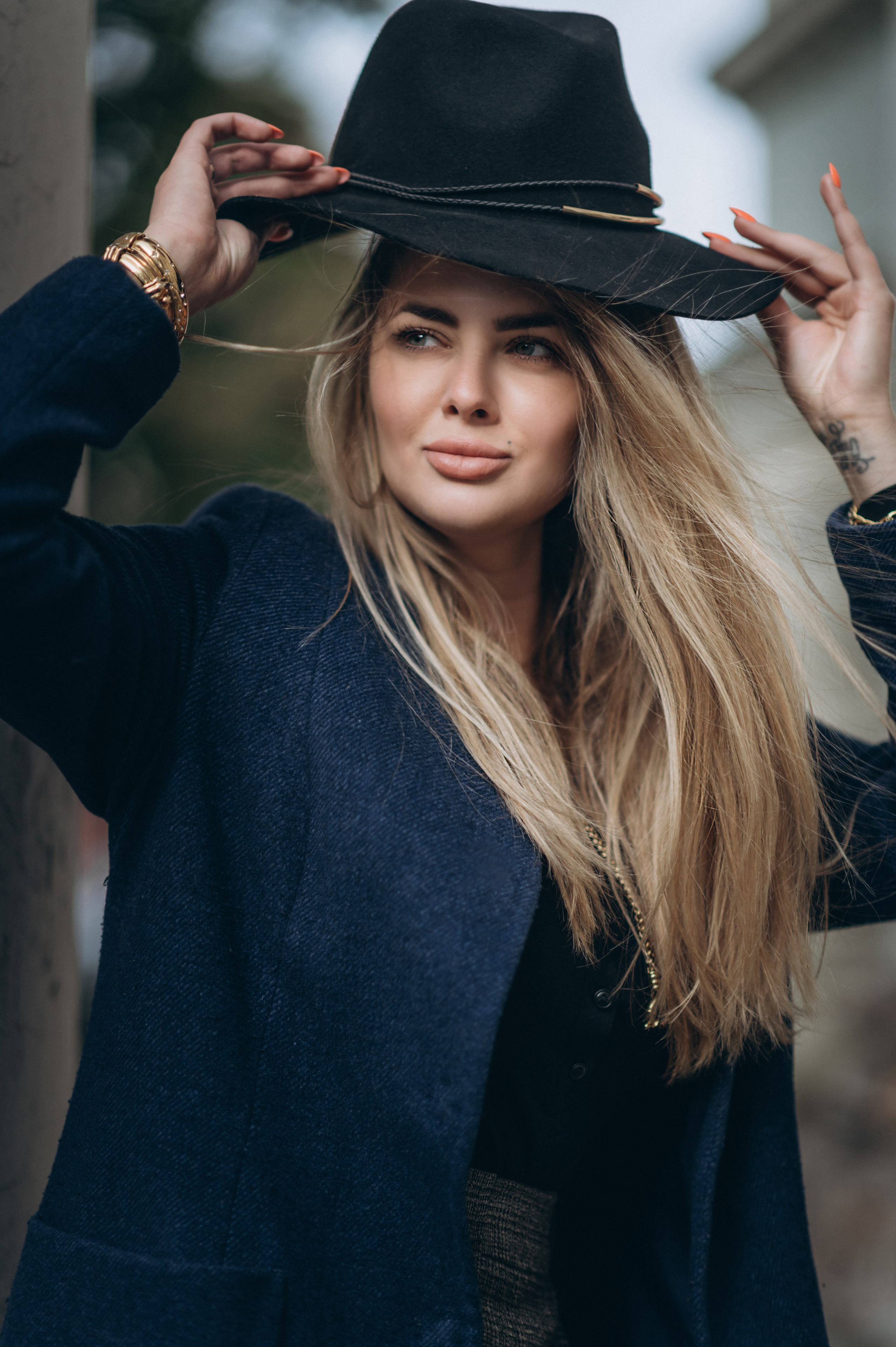 Портретная съемка девушки со шляпой в руках в Полоцке