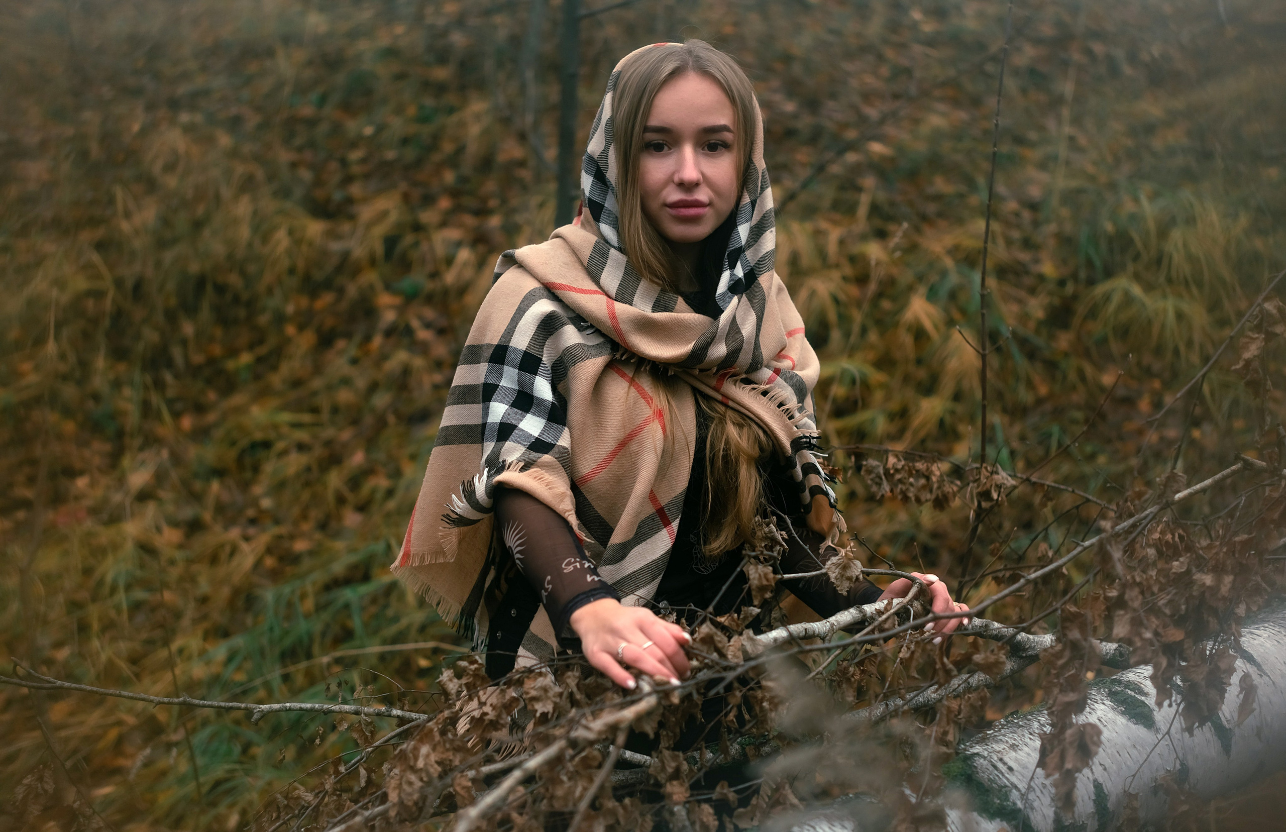На фото портрет девушки в платке в осеннем лесу.