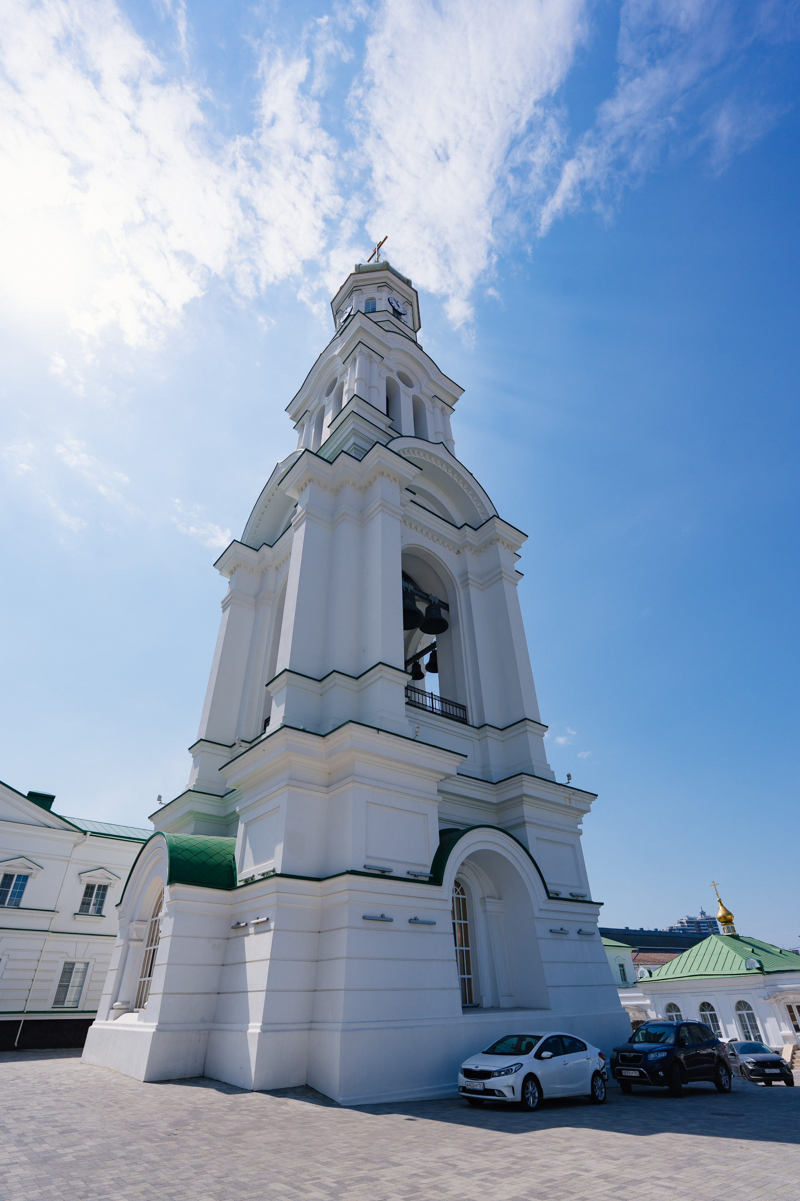 Кафедральный собор Рождества Пресвятой Богородицы в Ростове-на-Дону — один из главных православных храмов города и известная архитектурная достопримечательность юга России. Историческое здание с золотыми куполами и колокольней в центре Ростова-на-Дону 9.05.2026, фотограф Андрей Сайфутдинов