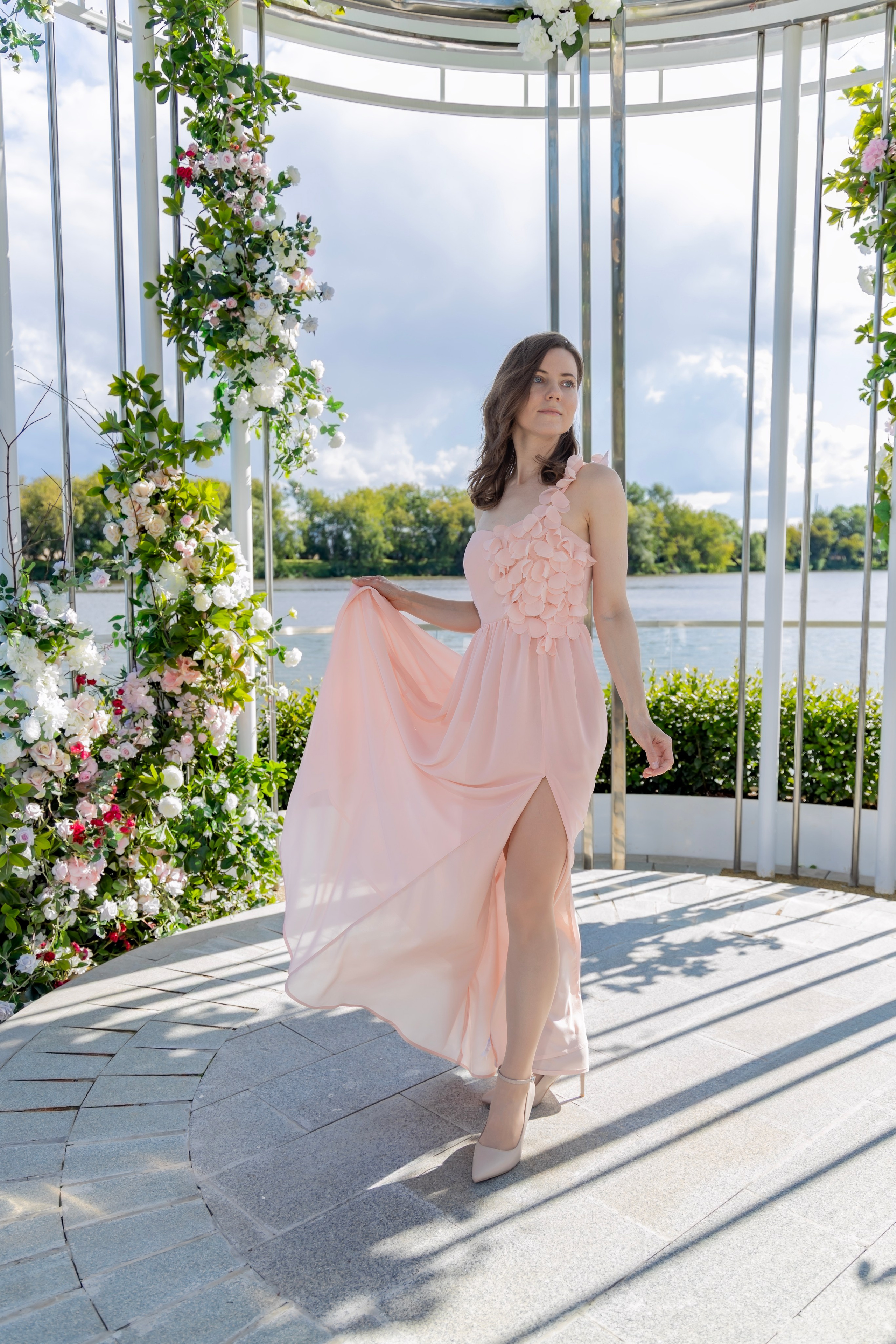 Фотосессия на новой набережной Коломенского: нежность, цветы и вдохновение. Репортажный, семейный и студийный фотограф в Москве Демин Алексей