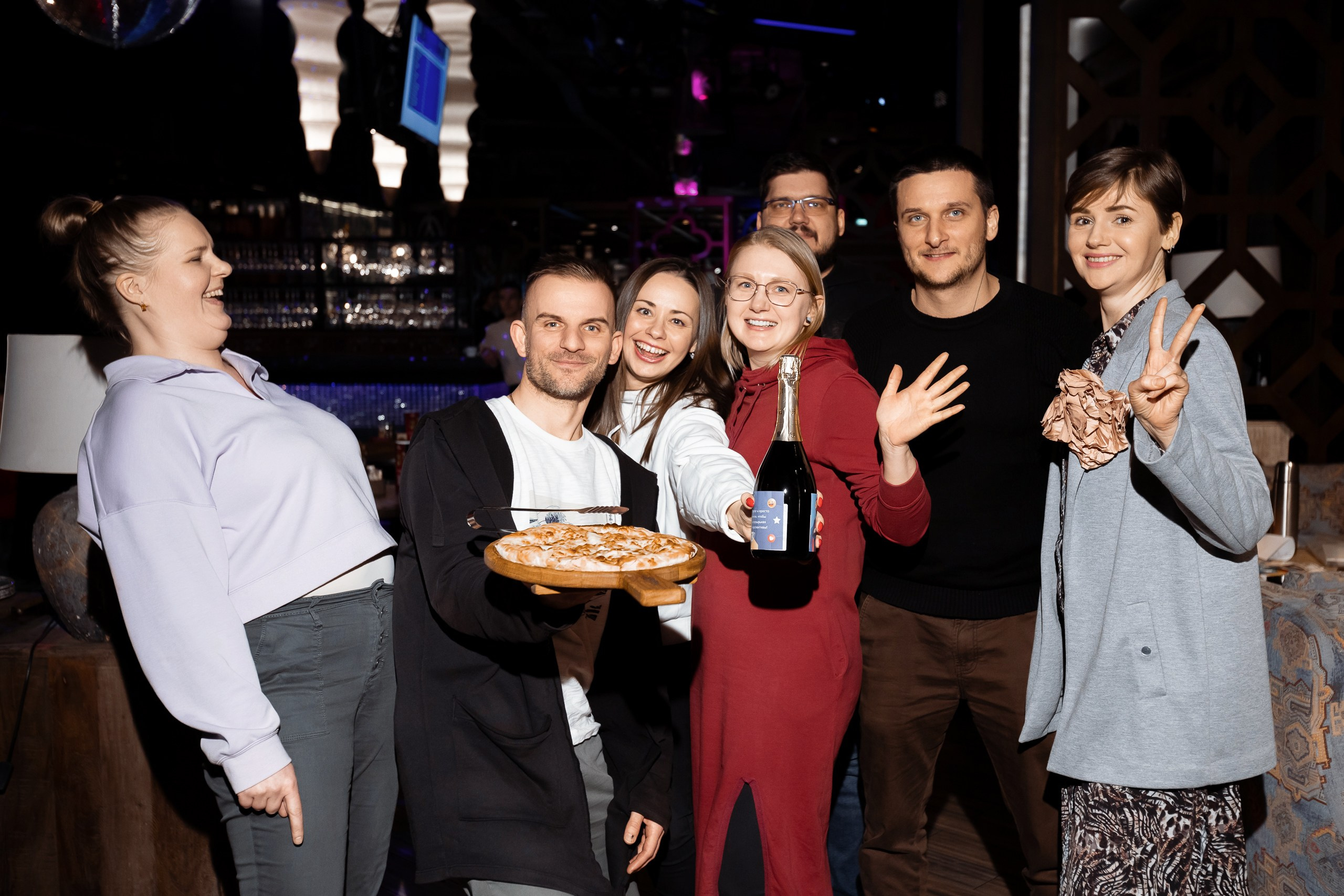 Репортажная фотосъемка квиз-шоу ЛИГА ИНДИГО в ресторане Пахвала. Фотограф в Санкт-Петербурге — Сергей Петров