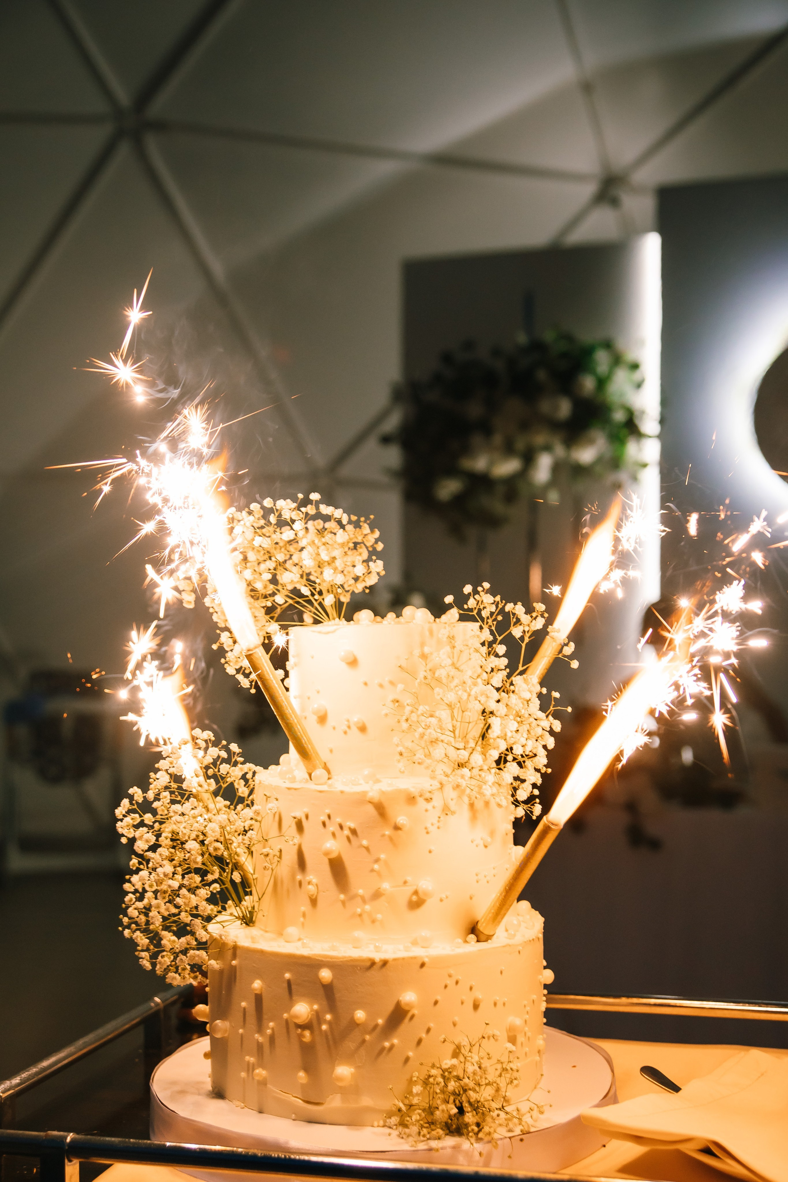 Свадебный торт с бенгальскими огнями