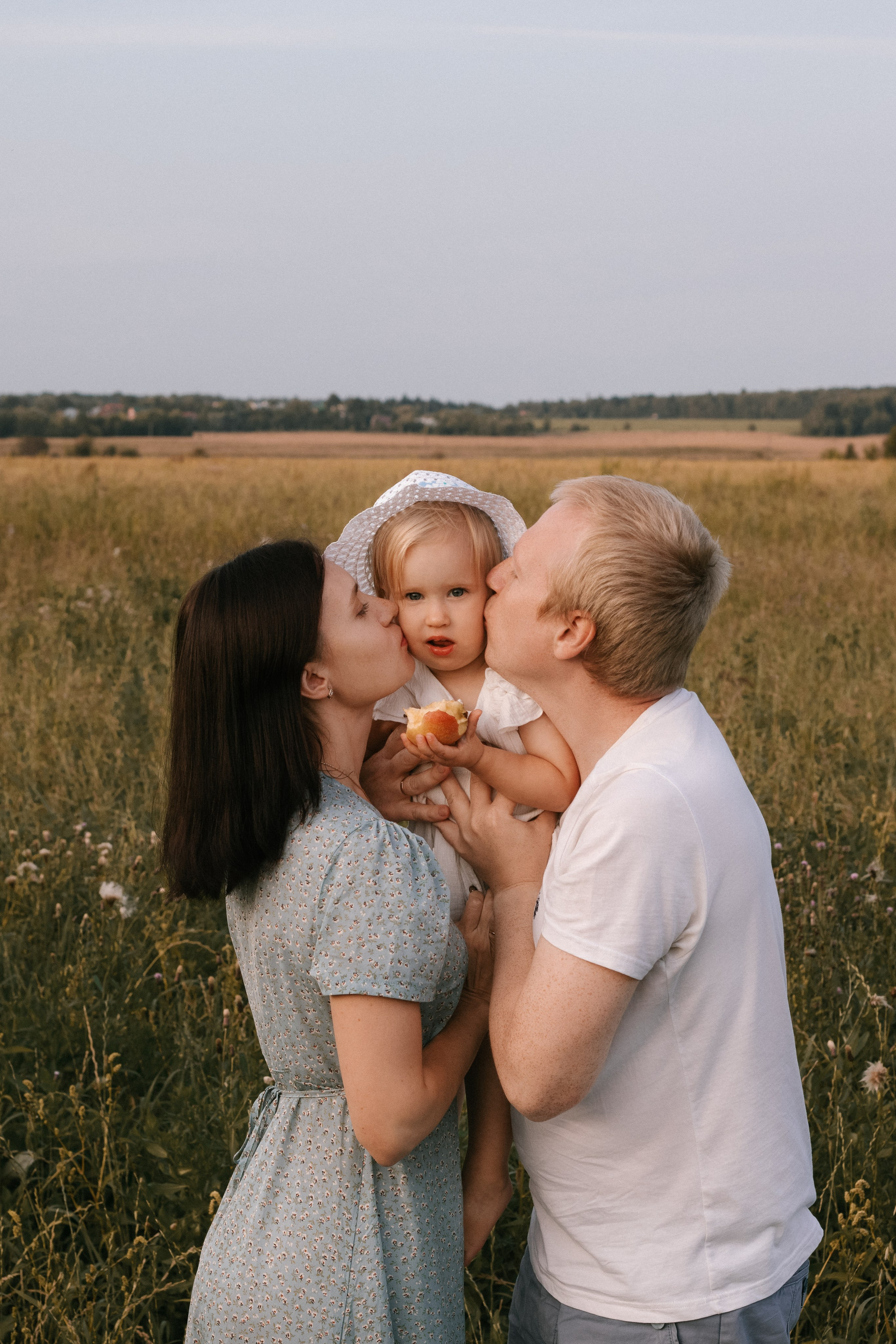 Семейная фотосессия в поле. Портретный фотограф Москва