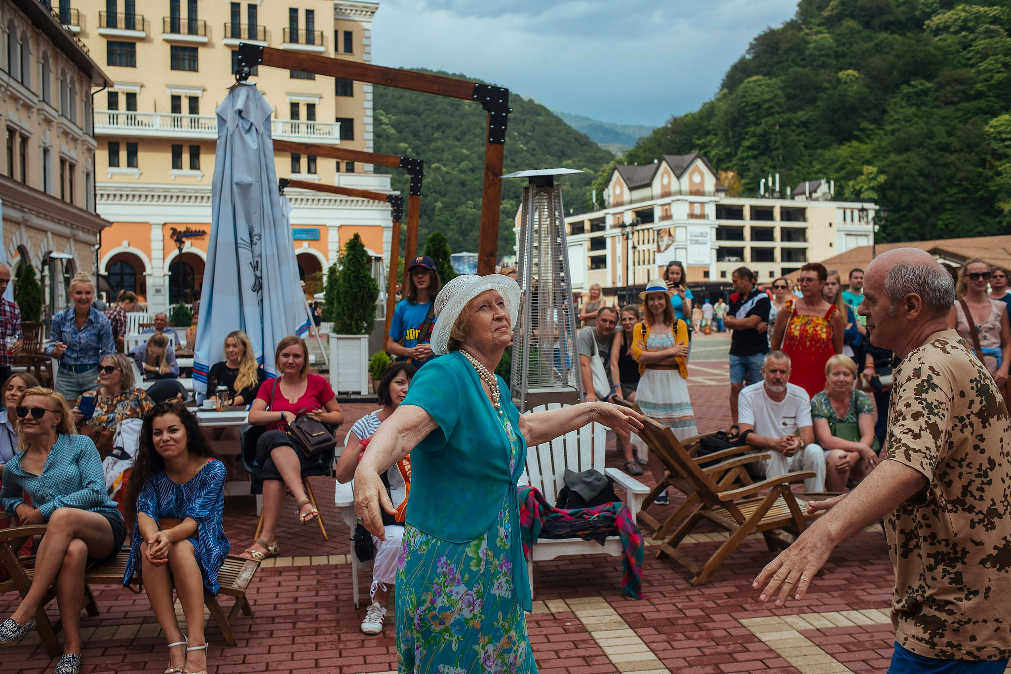 Зрители танцуют на фестивале Усадьба Jazz в Красной Поляне. Съемка для Усадьба Jazz в 2016 году.