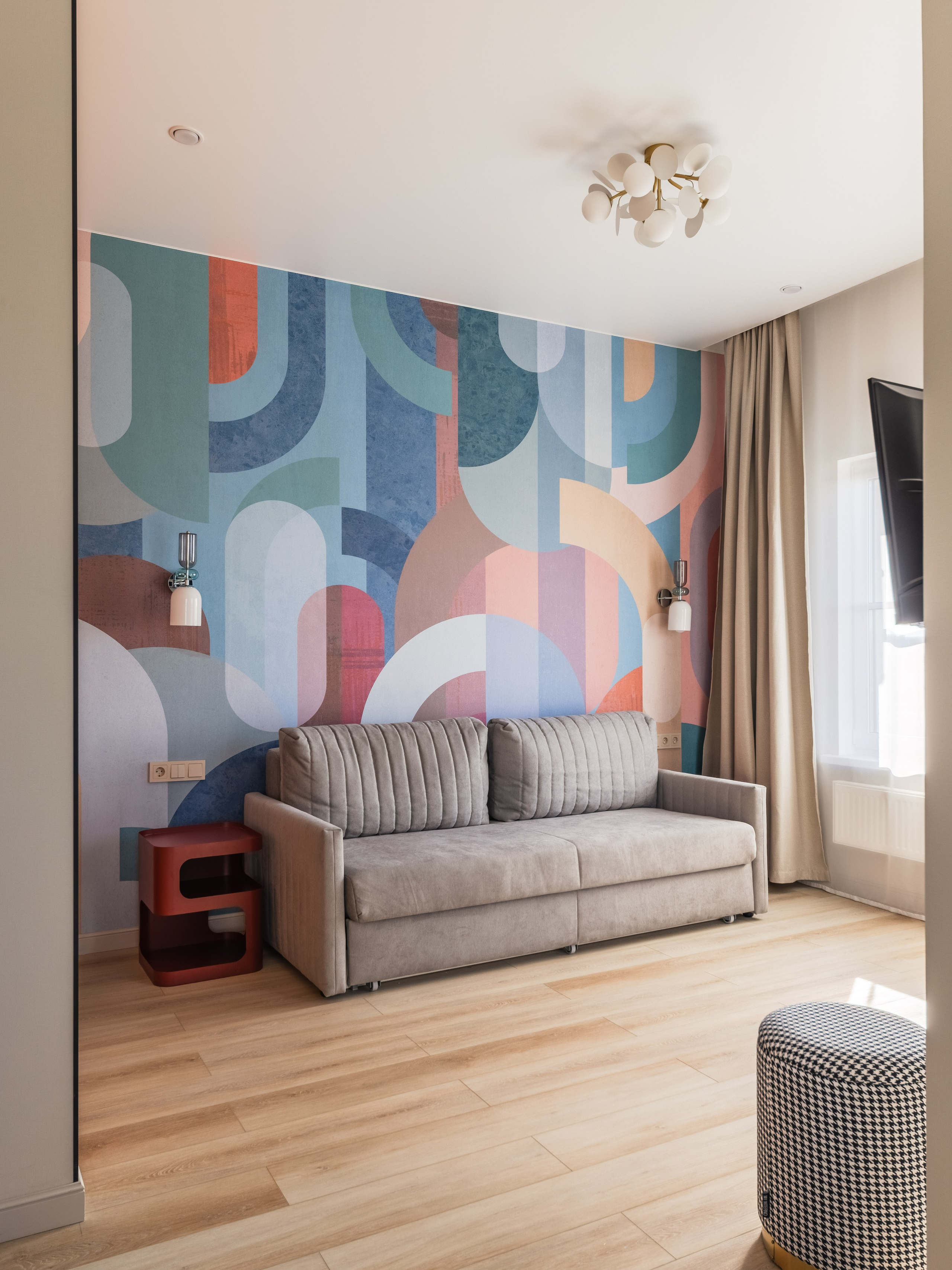 Гостиная в арендуемой квартире ЖК Наследие Ксения Новикова интерьерный дизайнер ksudsgn Санкт-Петербург сочная палитра яркая фреска