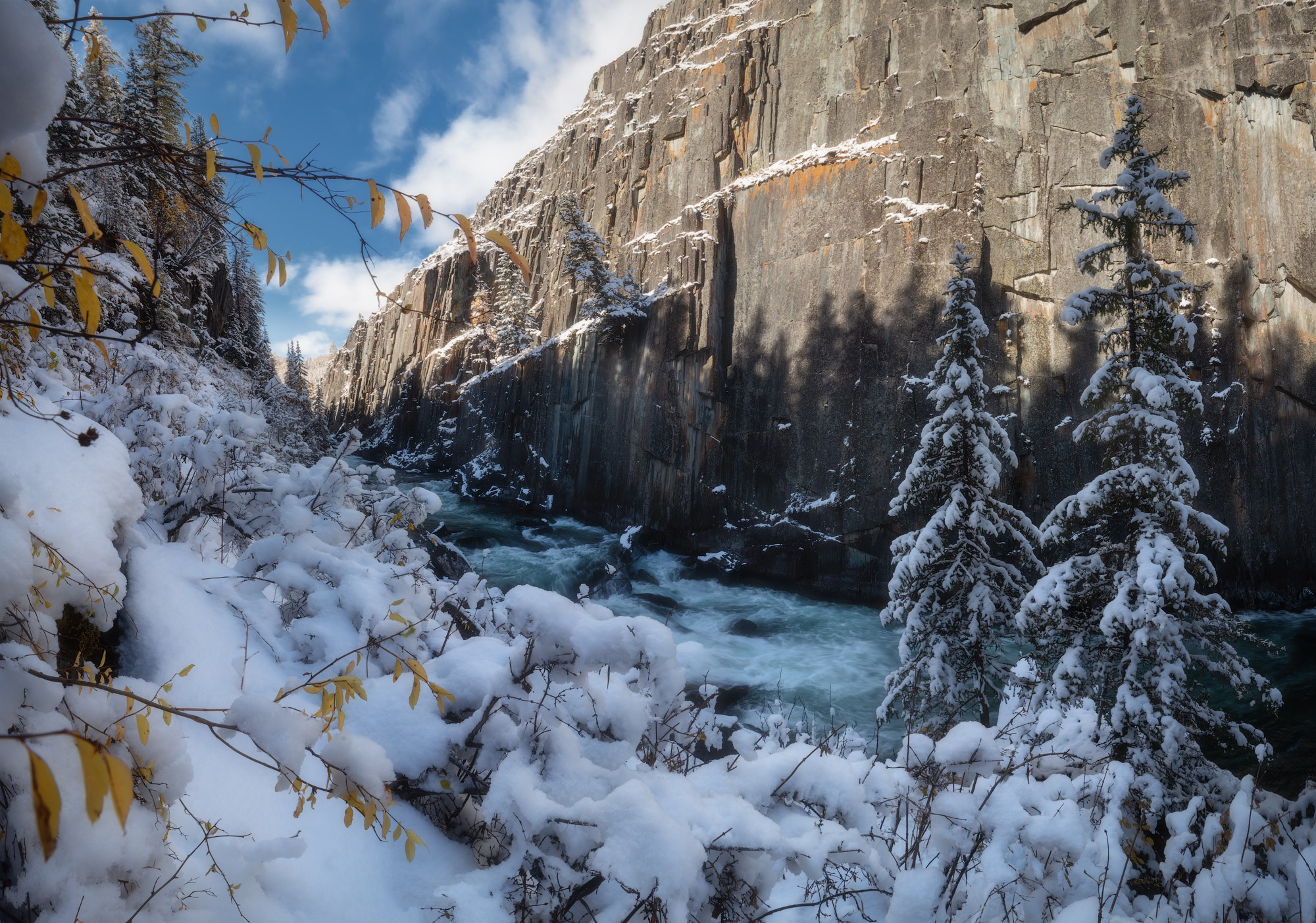 Стена в белом обрамлении. Кош-Агачский район, сентябрь 2023