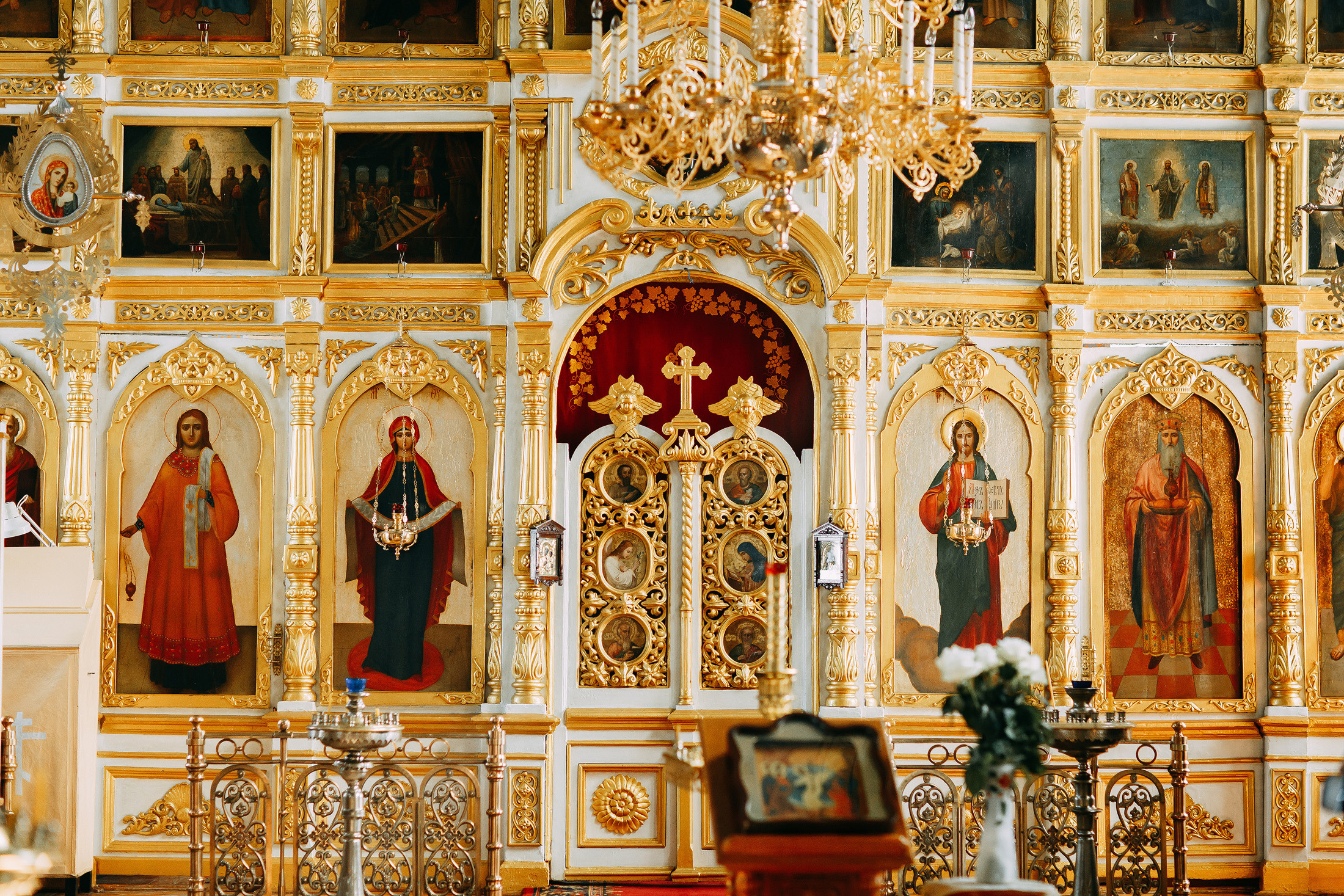 царские врата и иконостас в храме