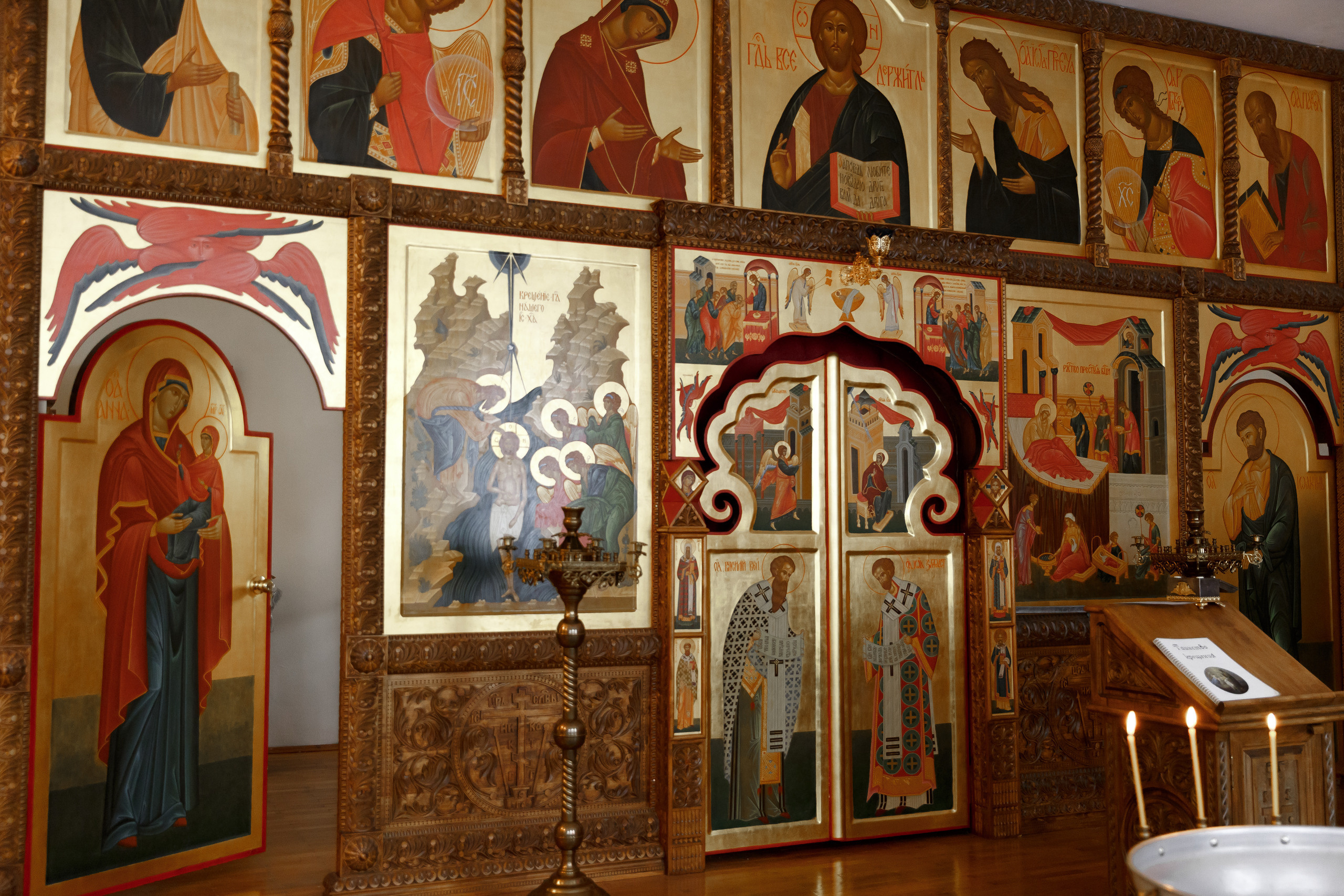 иконостас и царские ворота в крестильной