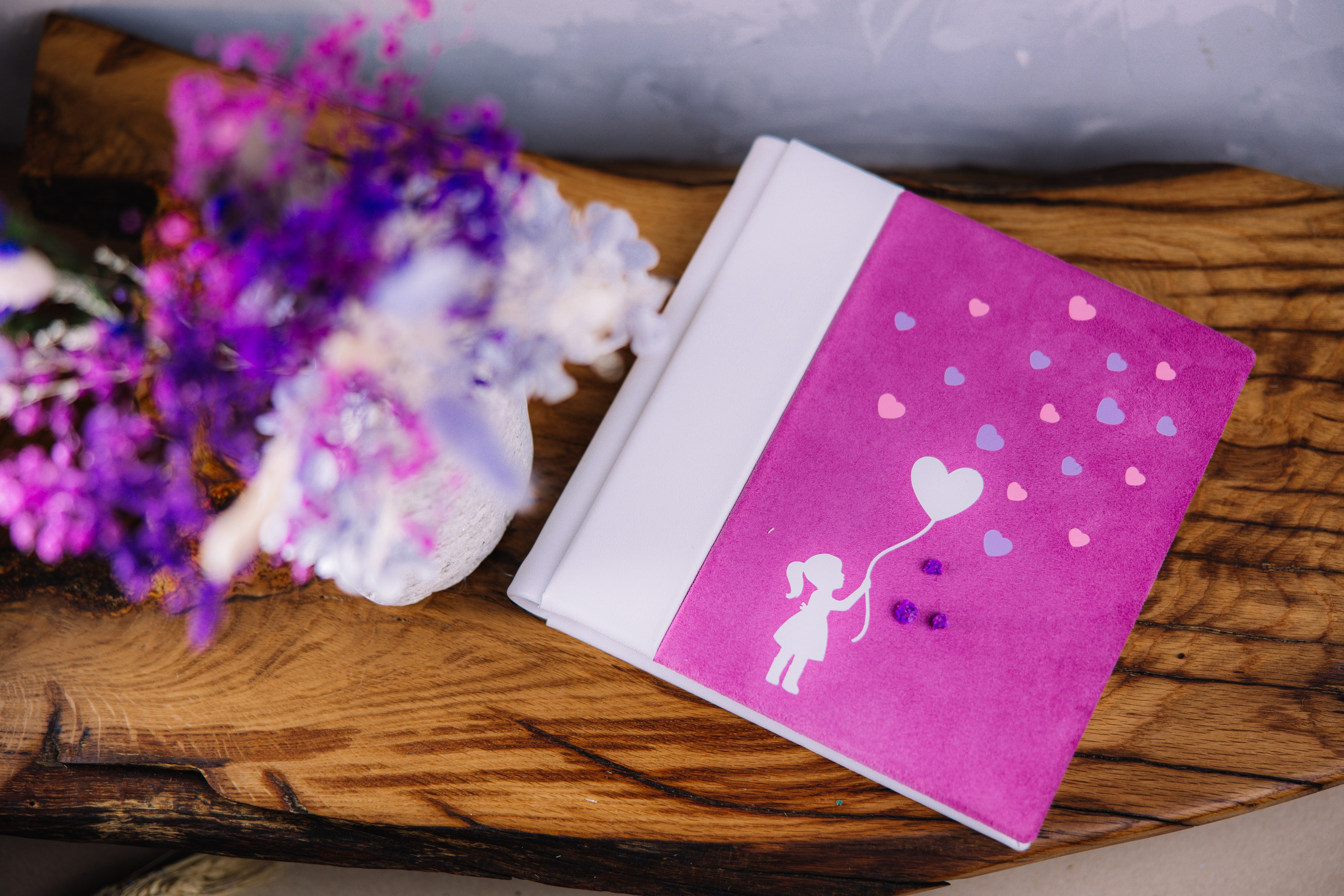 Фотокнига лежит на столе