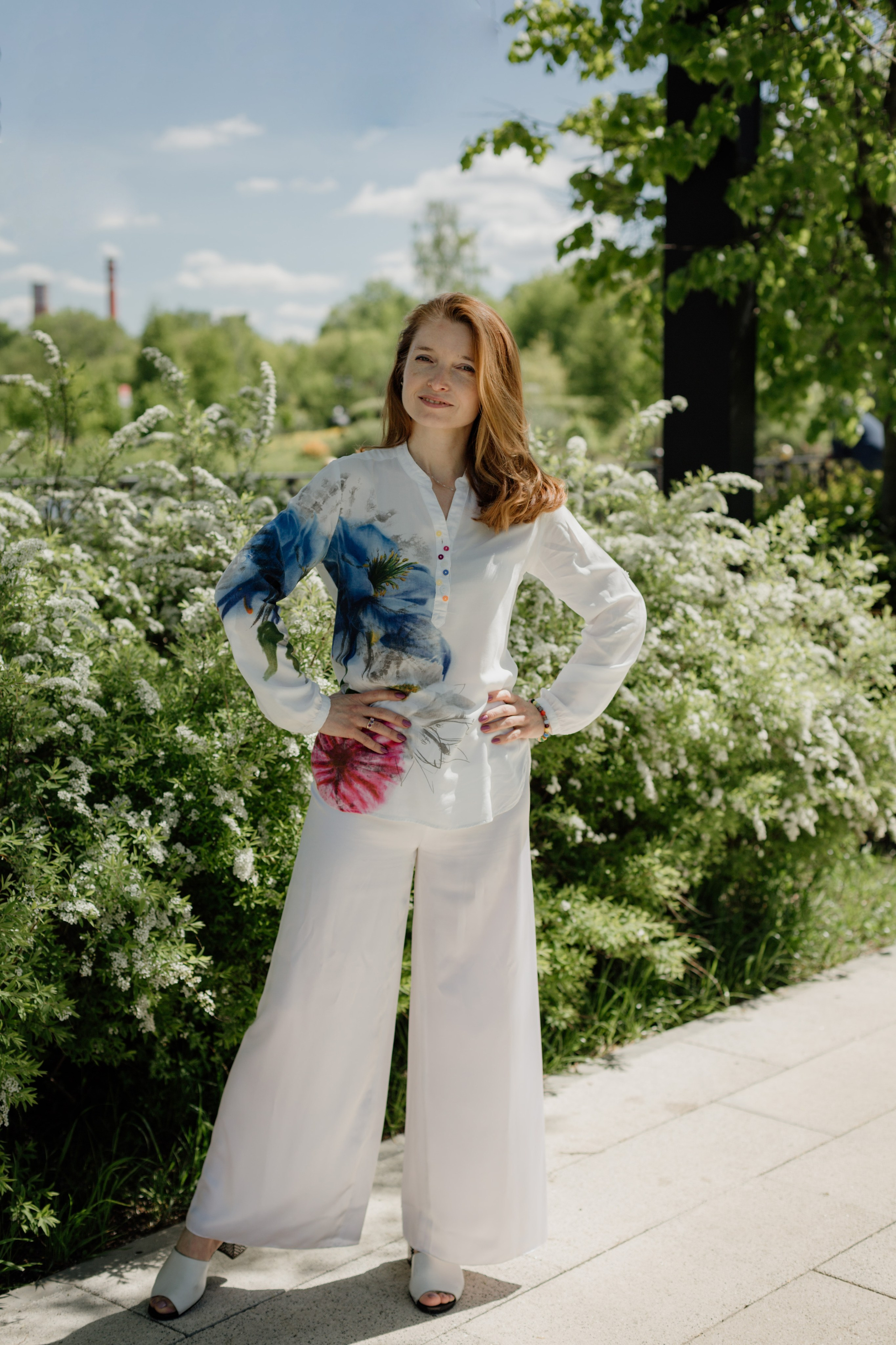 Фотосессия в цветущих садах. Деловая и Бизнес съемка в Москве Инесса Грушко