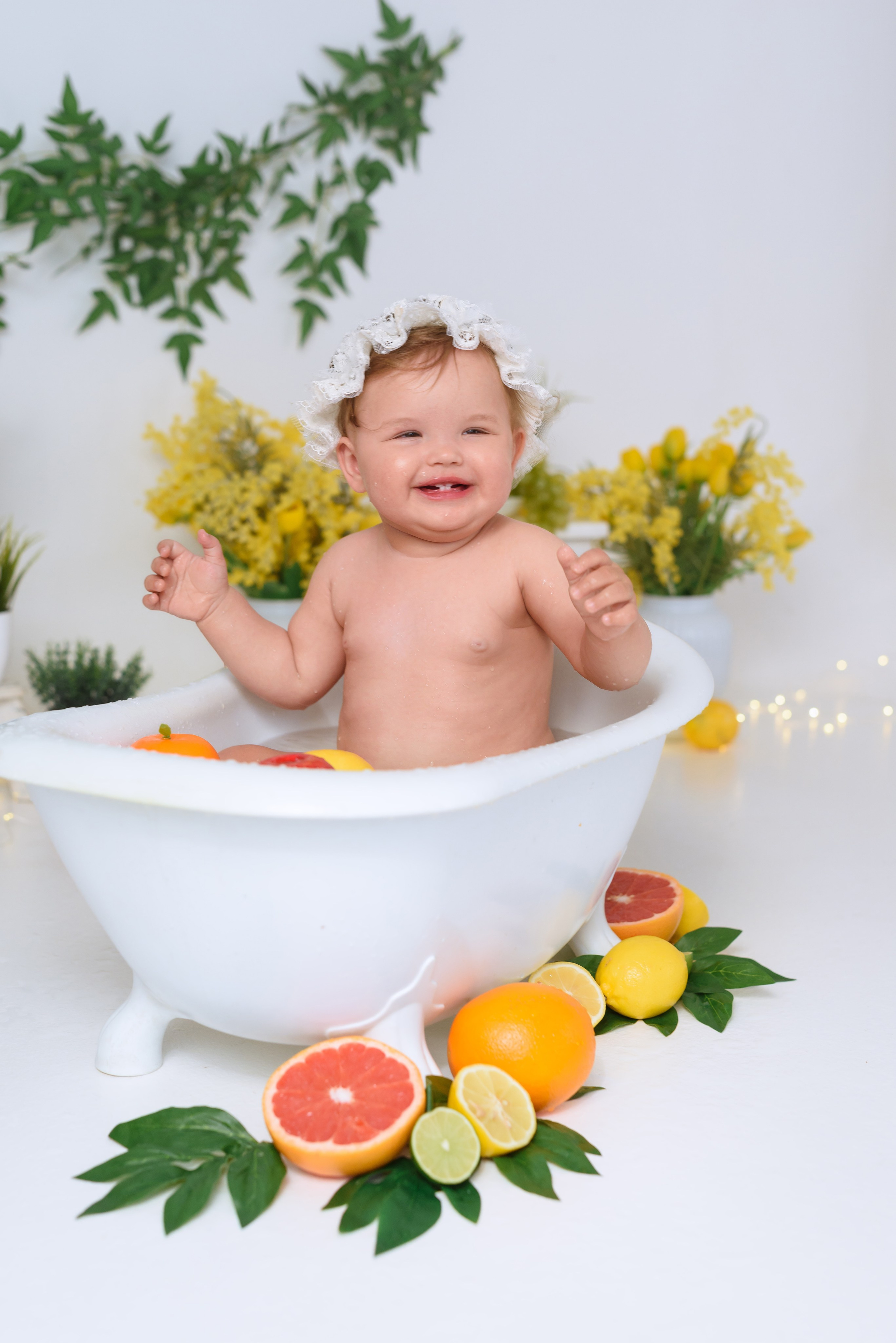 Малыш играет и смеётся во время фотосъёмки