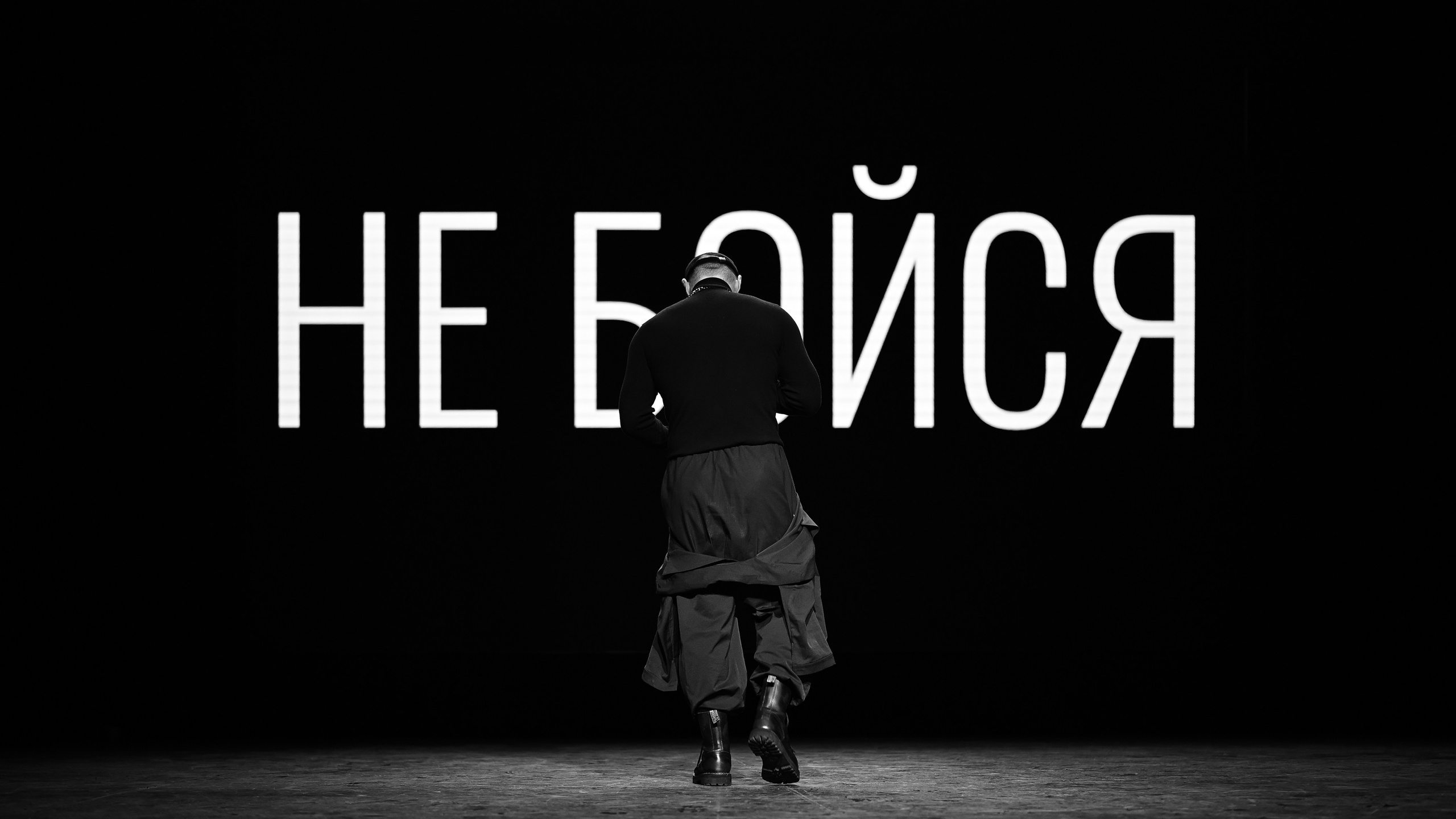 Выступление спикера на сцене фотофеста в Казани, кадр от автора Алексея Клейменова