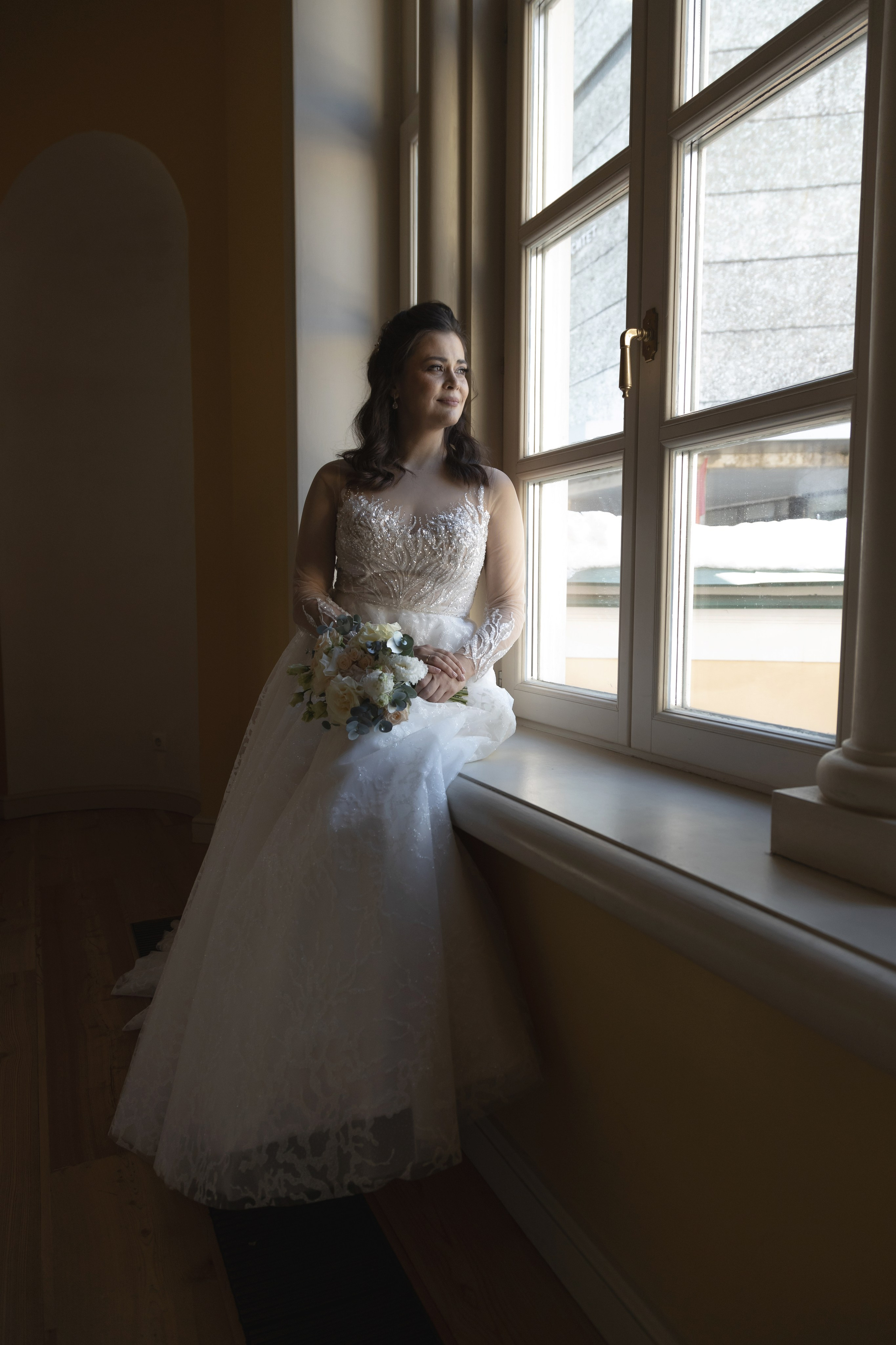 регистрация брака в усадьбе муравьёвых-апостолов, портрет невесты у окна в холле