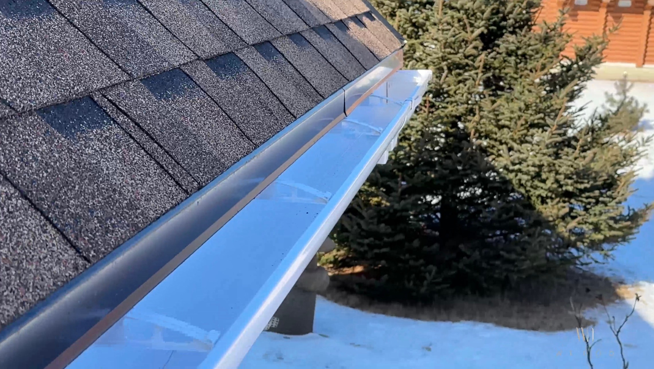 Водосточная система из пластика, строительство, пластиковый водосток, дача, крыша, ремонт, водосточные системы, установка водостоков, установка водосточной системы, желоб, монтаж водостока своими руками, гранд лайн, монтаж кровли, металлический водосток, hunter, grandline, водосточная система монтаж, водосток для крыши, дом, монтаж, стройка, технониколь, хантер, Купить водосточную систему, Мега кровля