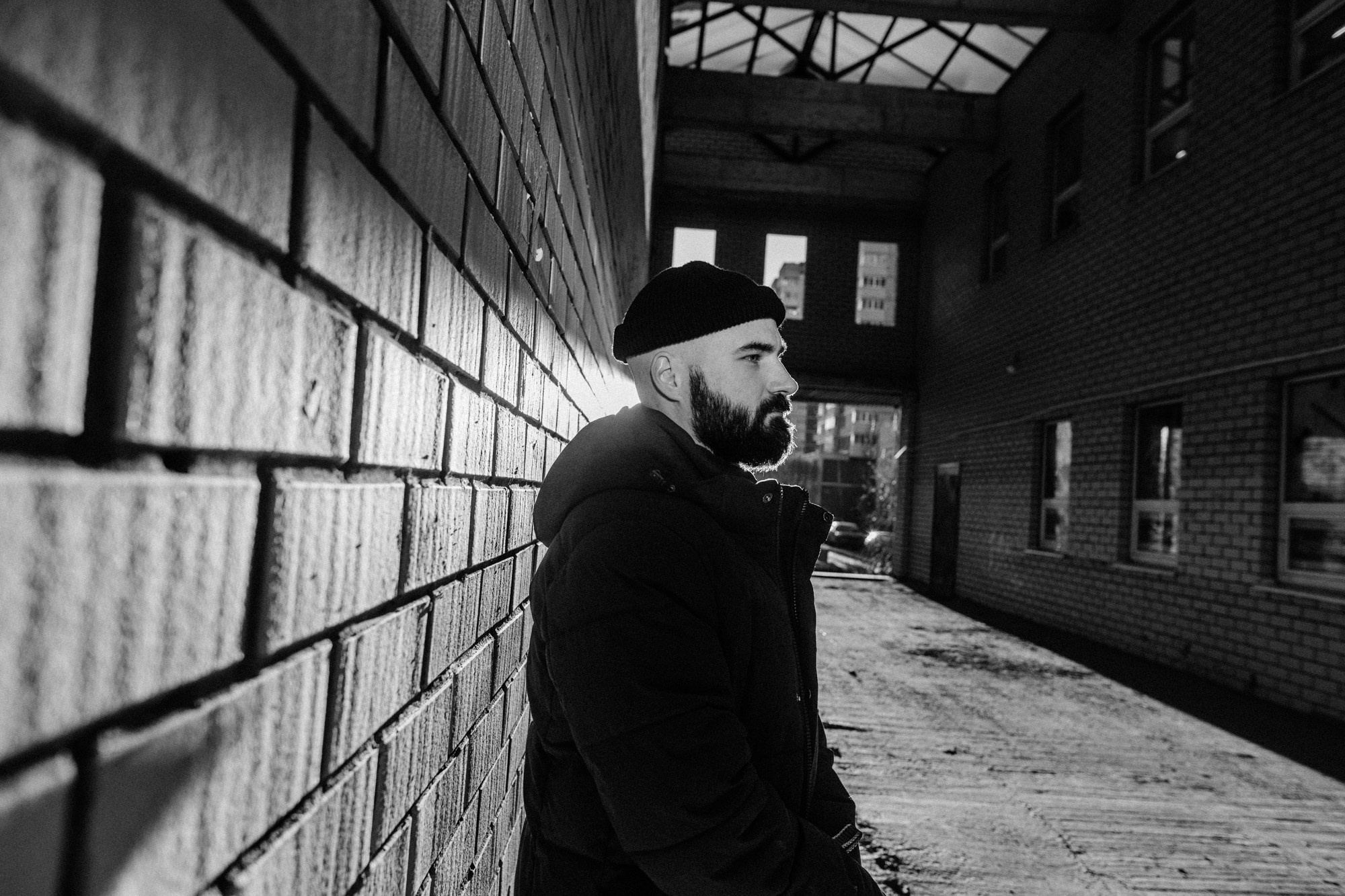 Мужская фотосессия с собакой в Тюмени — Саша и Тони. Фотограф Дарья Мустафина, Тюмень