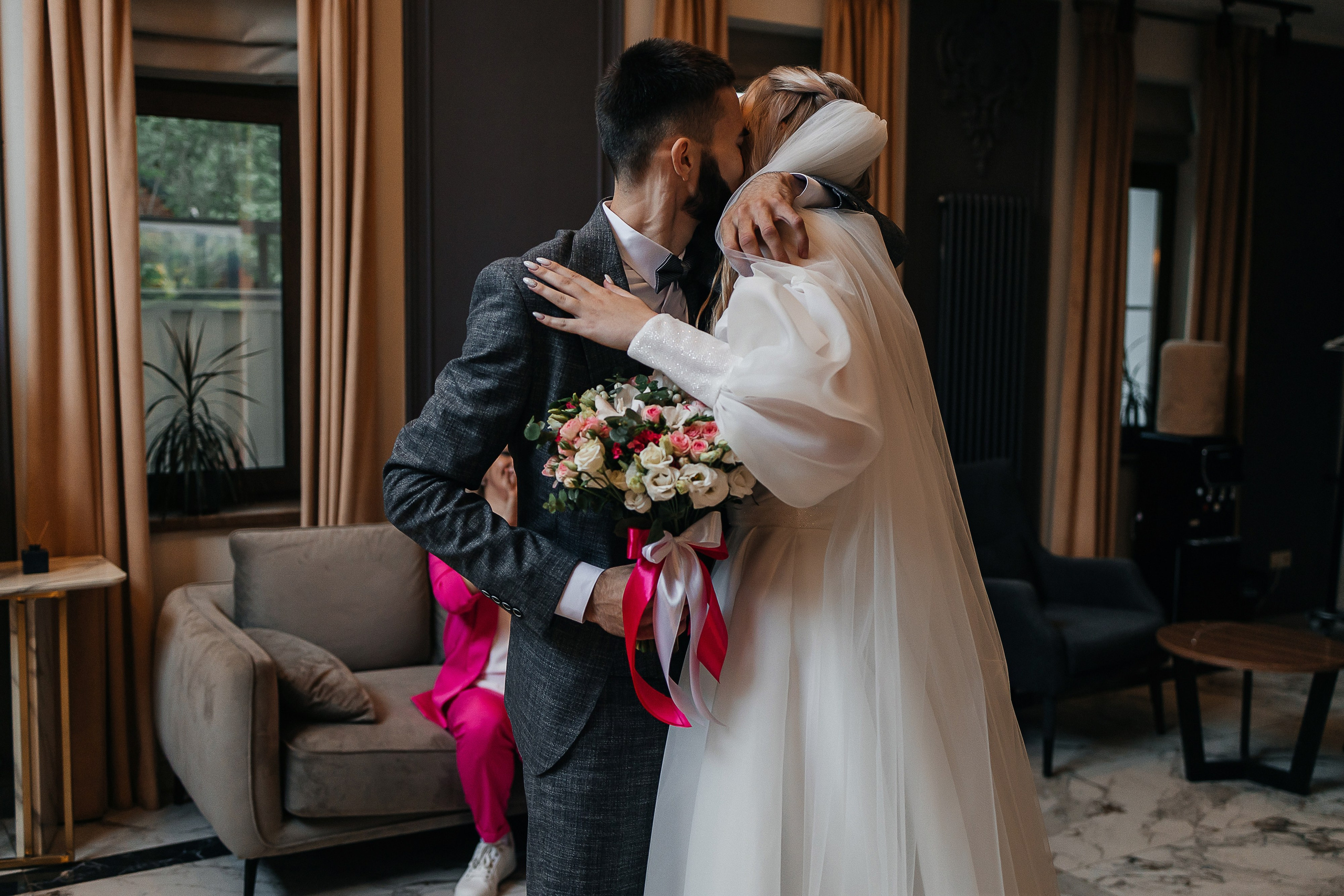 Чувственная первая встреча пары в отеле. Олег Сверчков | Свадебный фотограф Вологда