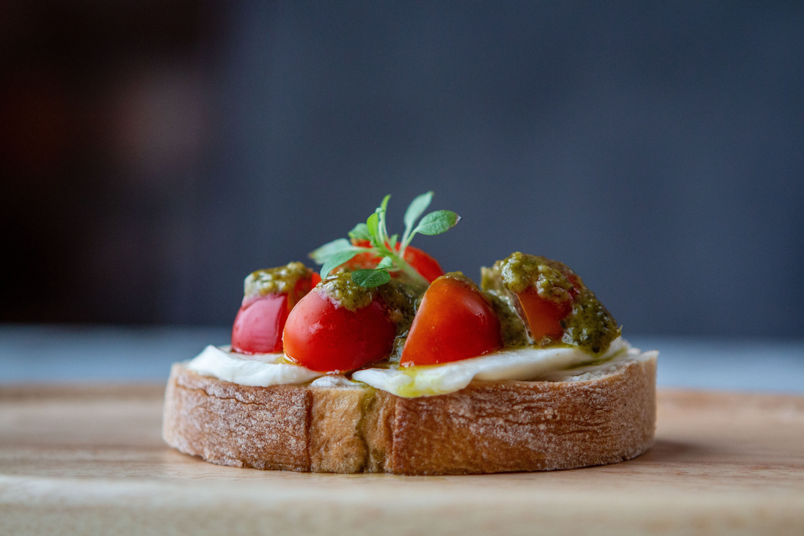 Томаты, сыр "Моцарелла", соус "Песто" на хрустящем хлебе