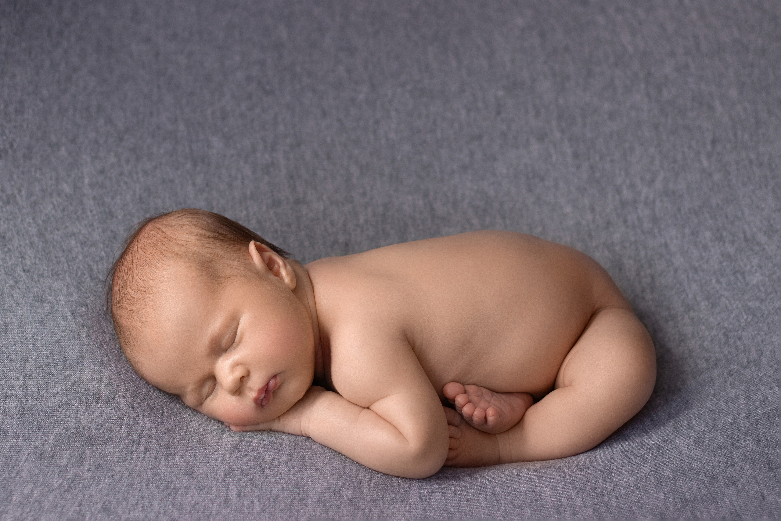 Минималистическая фотосессия новорождённого богатыря