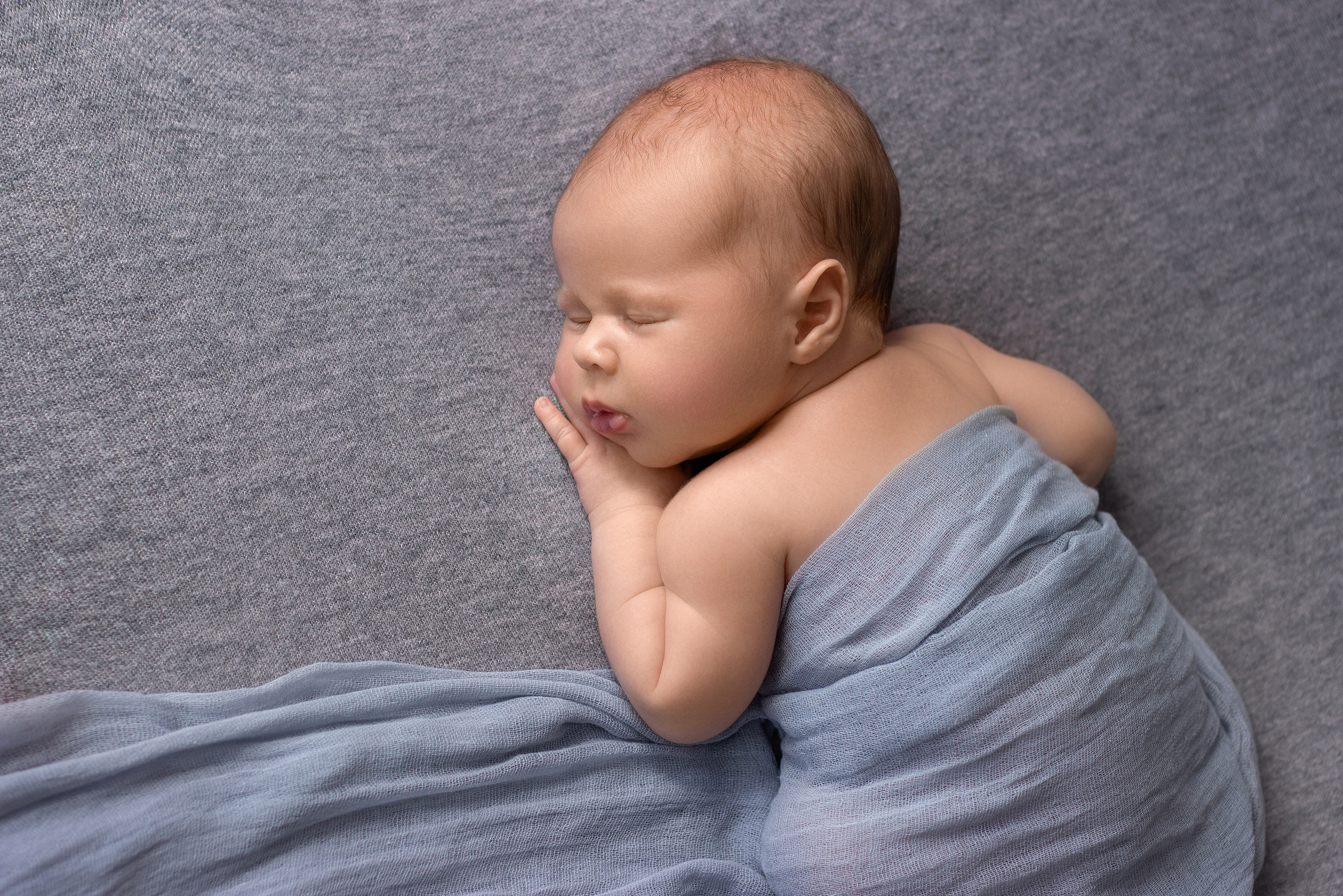 Минималистическая фотосессия новорождённого богатыря