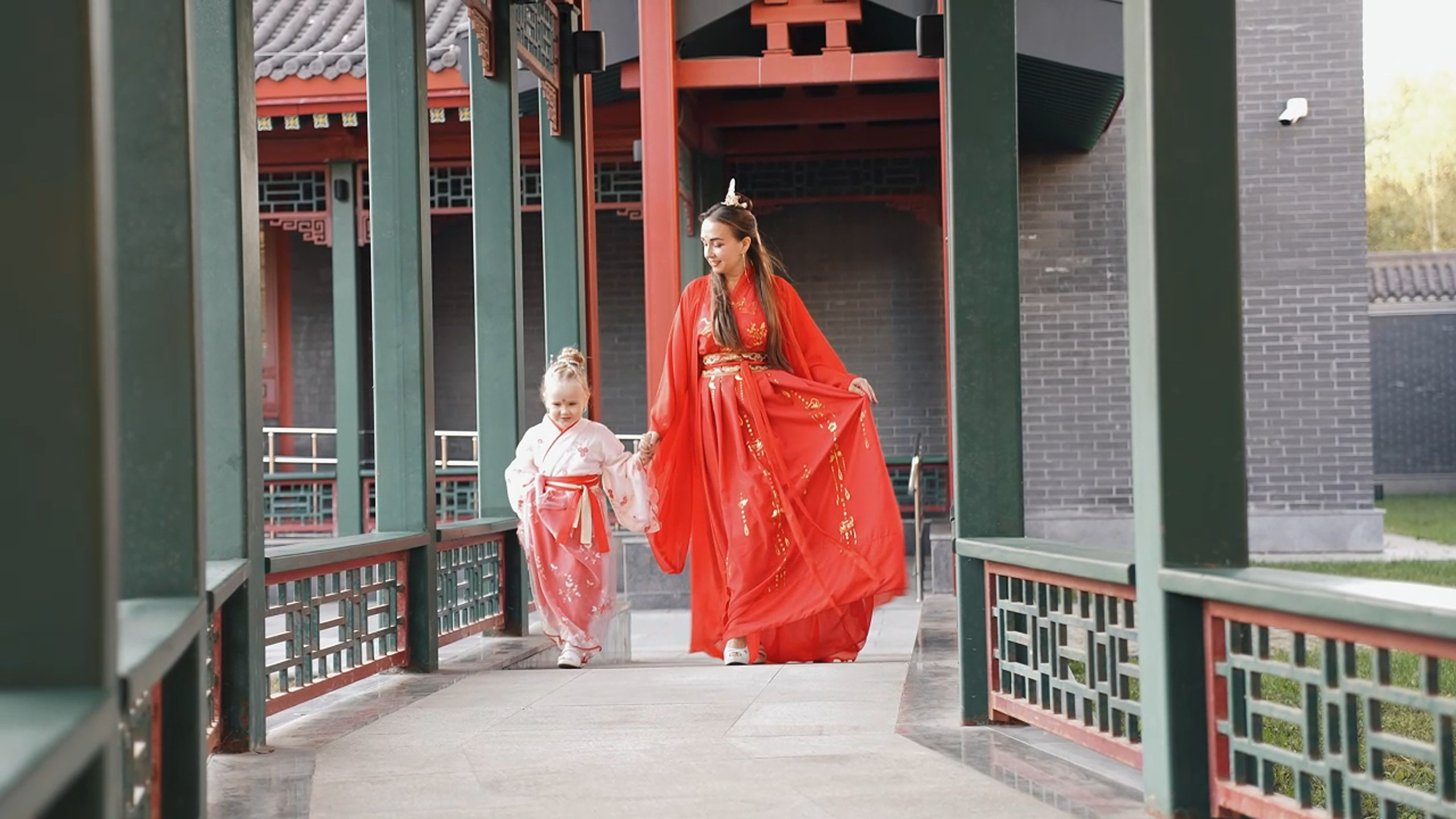 Наталья и Яна — Не просто съёмки, а целые миры 🎬. Видеограф / Фотограф  — Яна Спащанская