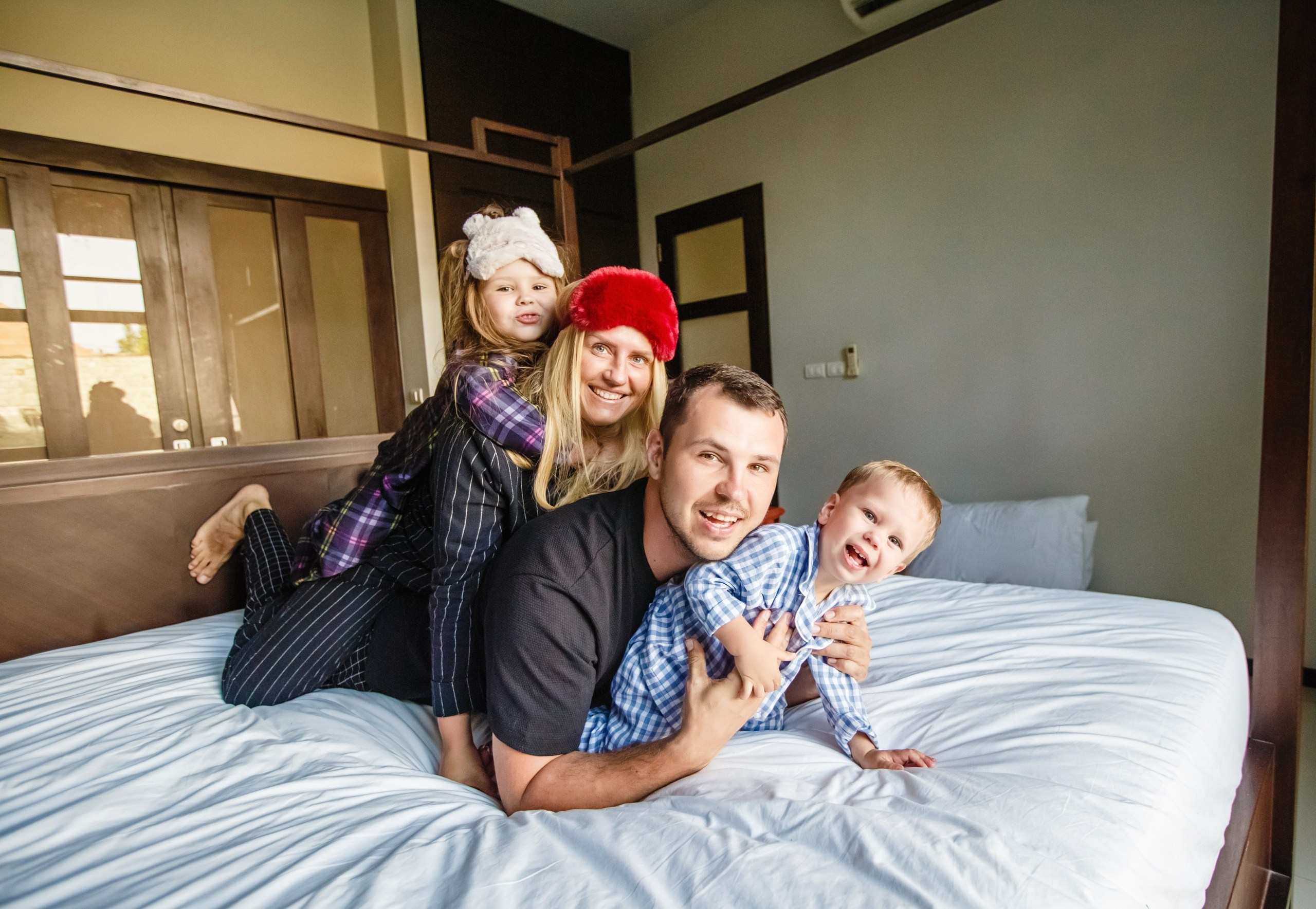 Пижамная вечеринка семейная фотосессия фотограф в Красноярске фотостудия идея место образ пример фото позы детская весёлая красивая