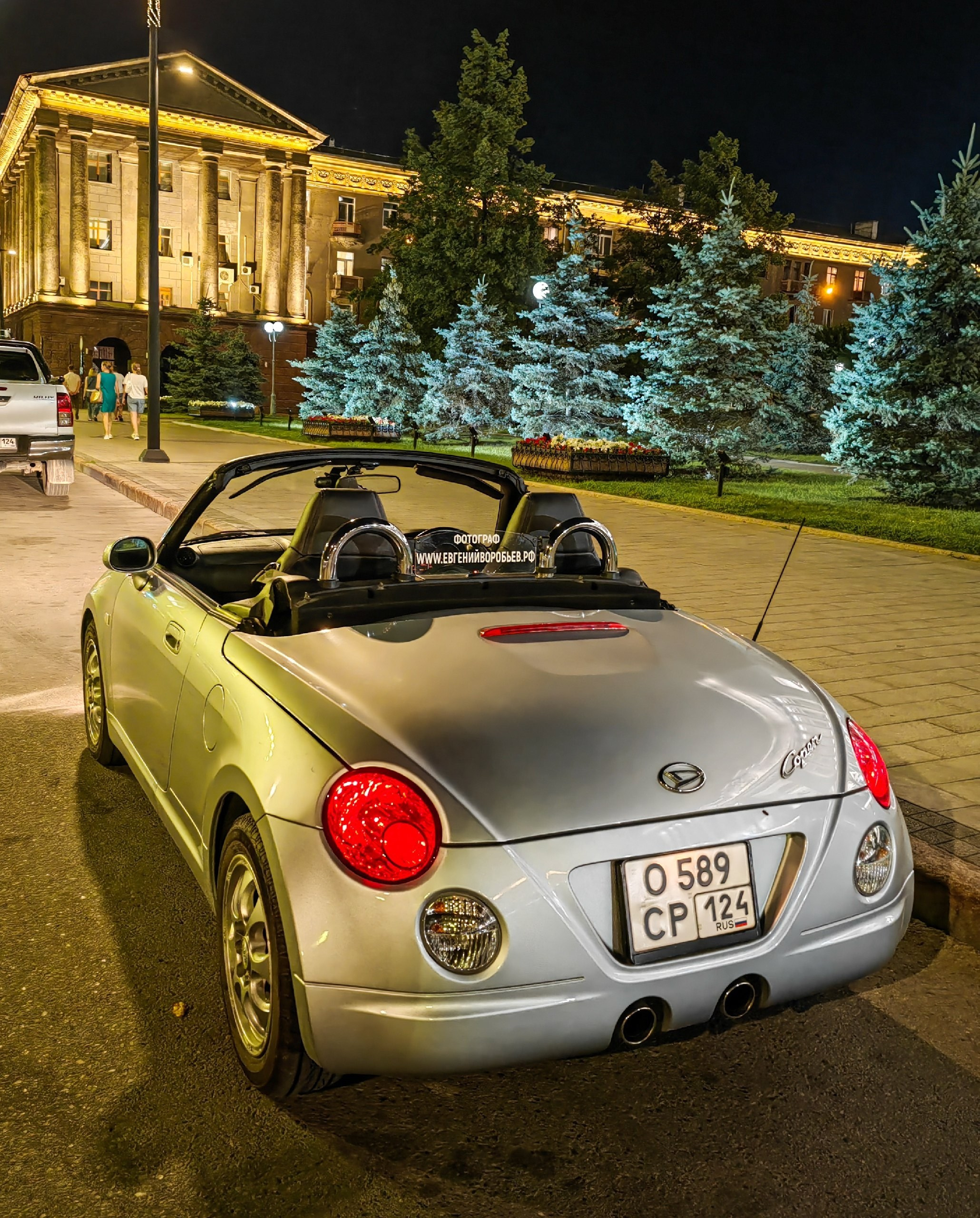 классический родстер Daihatsu Copen кабриолет продам имиджевый автомобиль для девушки для мужчины красивый стильный со спортивным характером купить в Сибири кабриолет с металлической крышей складывается надёжная тойота купить автомобиль фотосессия фотограф в Красноярске покататься аренда прокат