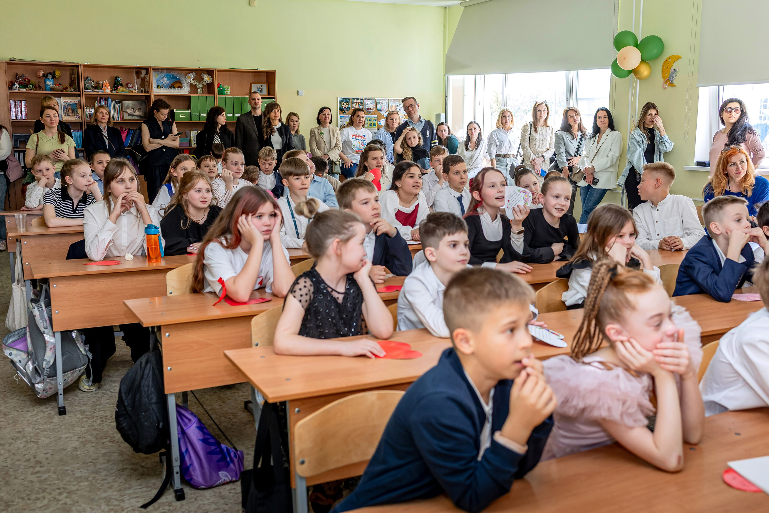Выпускной в начальной школе в классе. Фотограф и видеограф Москва. Свадебный фотограф, видеограф. Выпускные альбомы. Оживающие альбомы