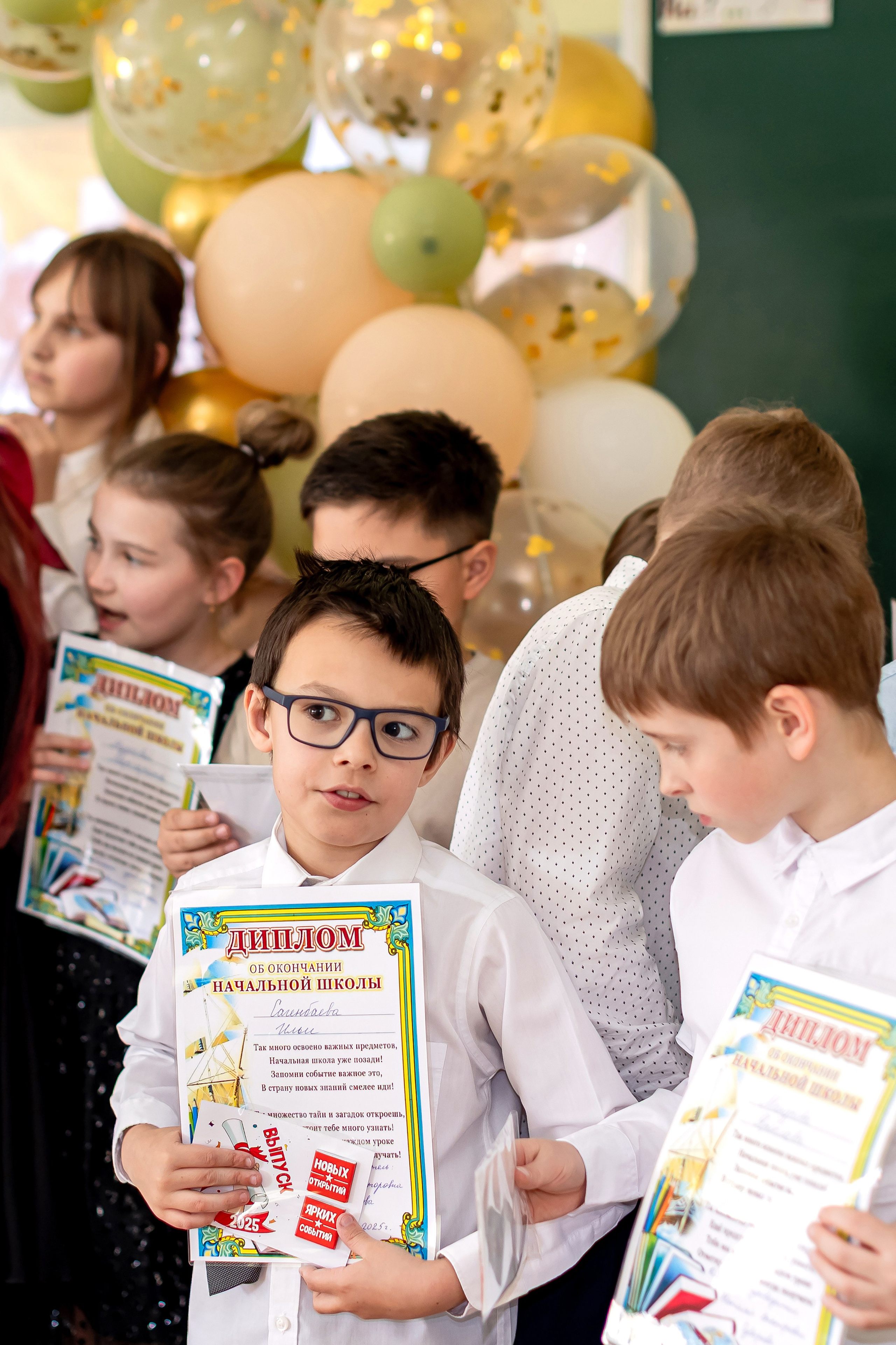 Выпускной в начальной школе в классе. Фотограф и видеограф Москва. Свадебный фотограф, видеограф. Выпускные альбомы. Оживающие альбомы