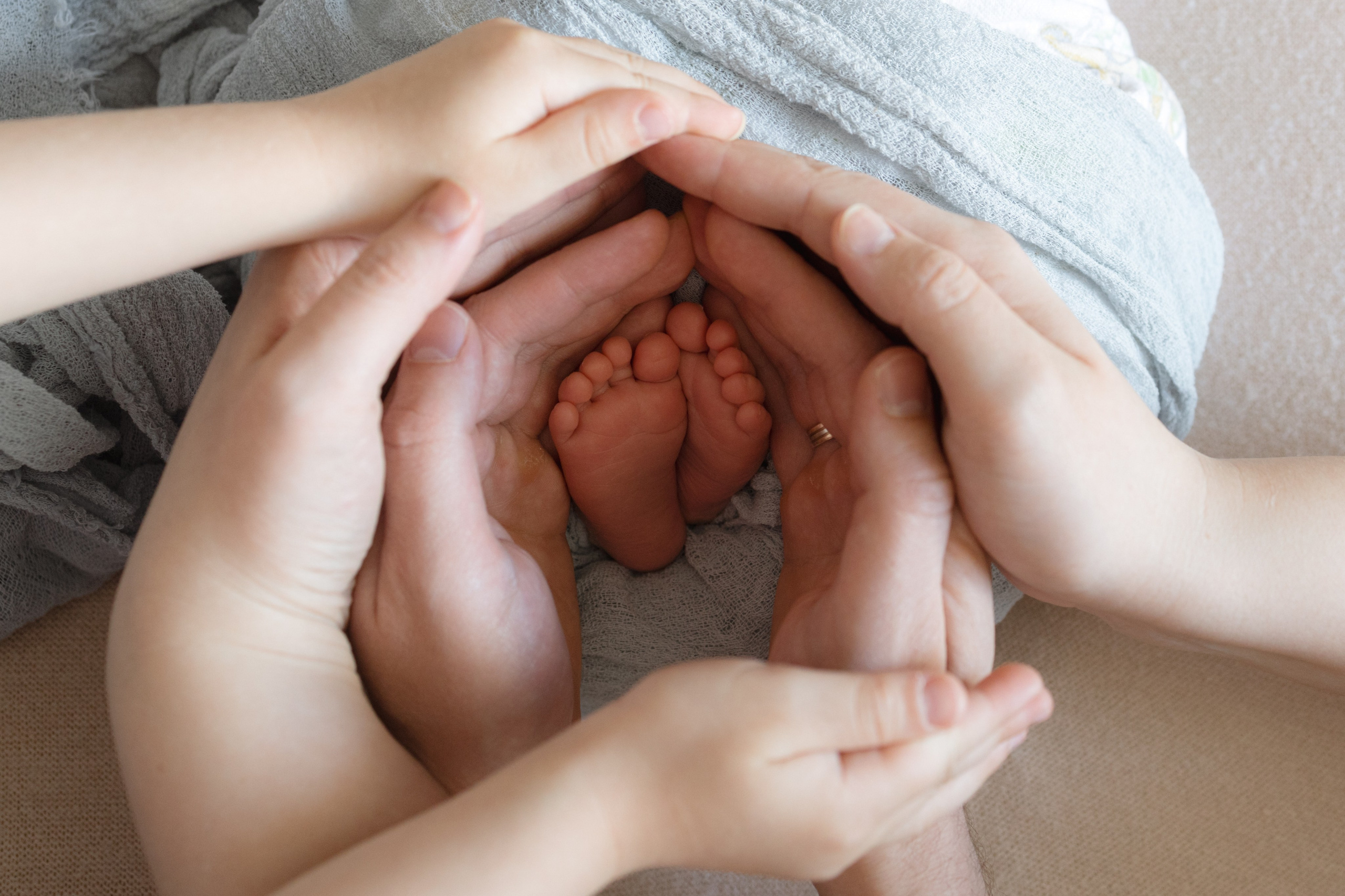 Ножки новорождённого с руками родитей, фотосессия дома, Красноярск